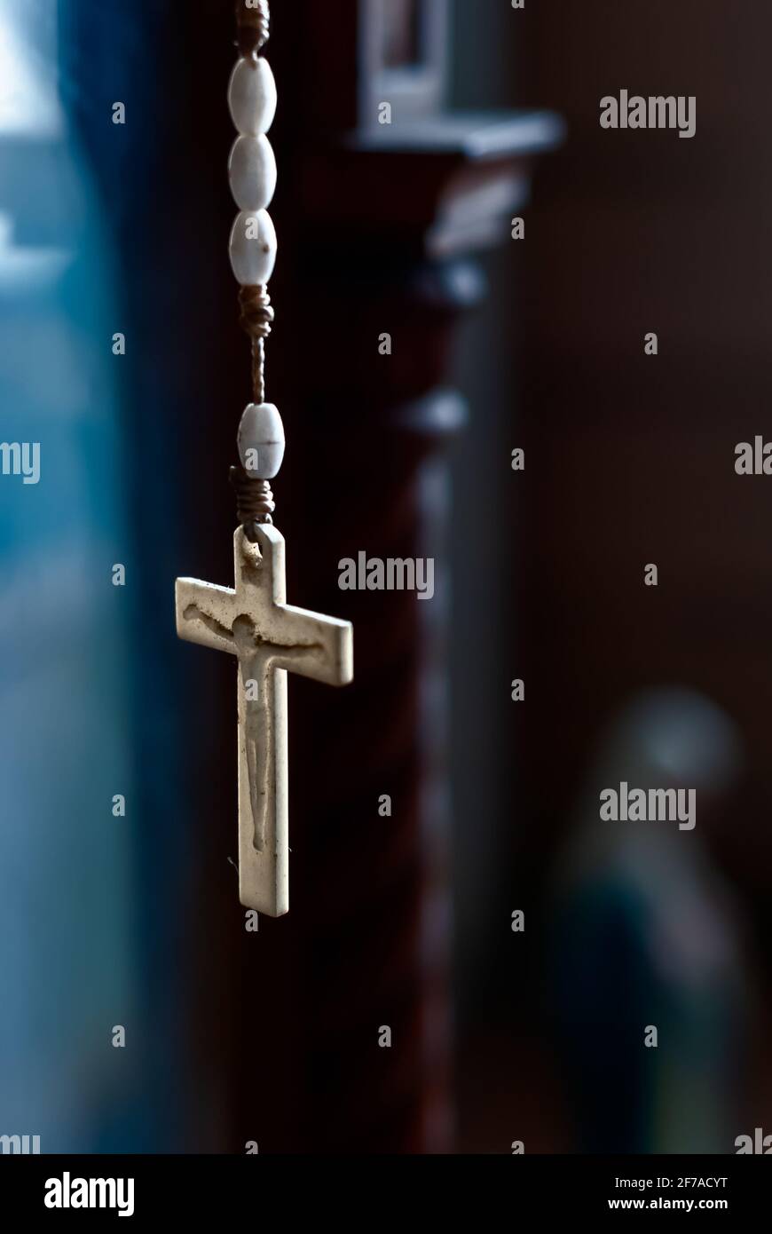 Devoción los fieles católicos a la Virgen Madre María Foto de stock