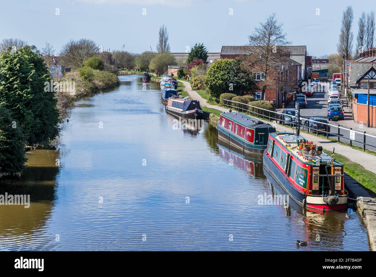 Barcos estrechos y coloridos vistos en el Canal de Leeds Liverpool cerca de Burscough, Lancashire en abril de 2021. Foto de stock