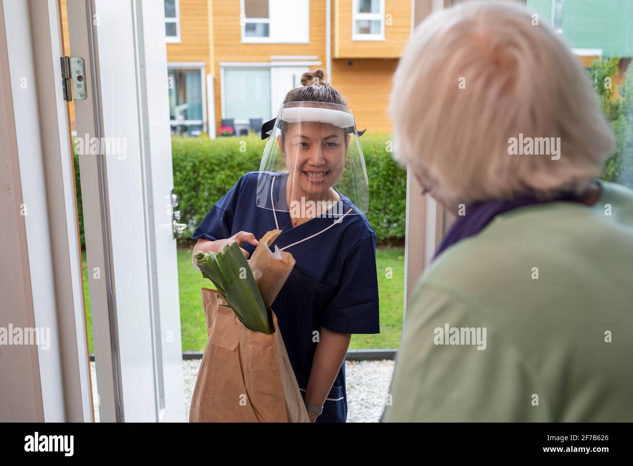 Cuidador en casa que lleva a la mujer mayor de compras Foto de stock