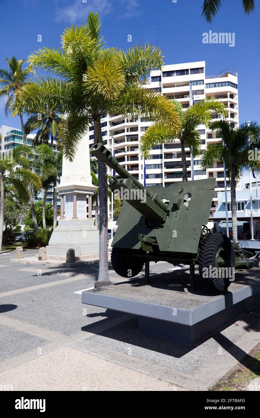 Cairns War Memorial, flanqueado por un cañón de campo de 1940 sobre una losa de hormigón elevada en la Esplanade, Cairns, Región de Cairns, Queensland, Australia. Foto de stock