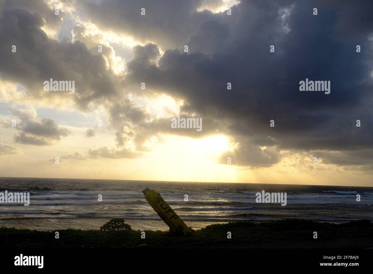 Restos de un signo de surf visto en Calicoan, Guiuan Samar Oriental. Esta zona es conocida como uno de los mejores sitios de surf en el país. Guiuan fue el sitio de primera caída durante el Super Typhoon Yolanda el 8 de noviembre de 2013 y considerado como una de las provincias vulnerables a los impactos del cambio climático. Filipinas. Foto de stock