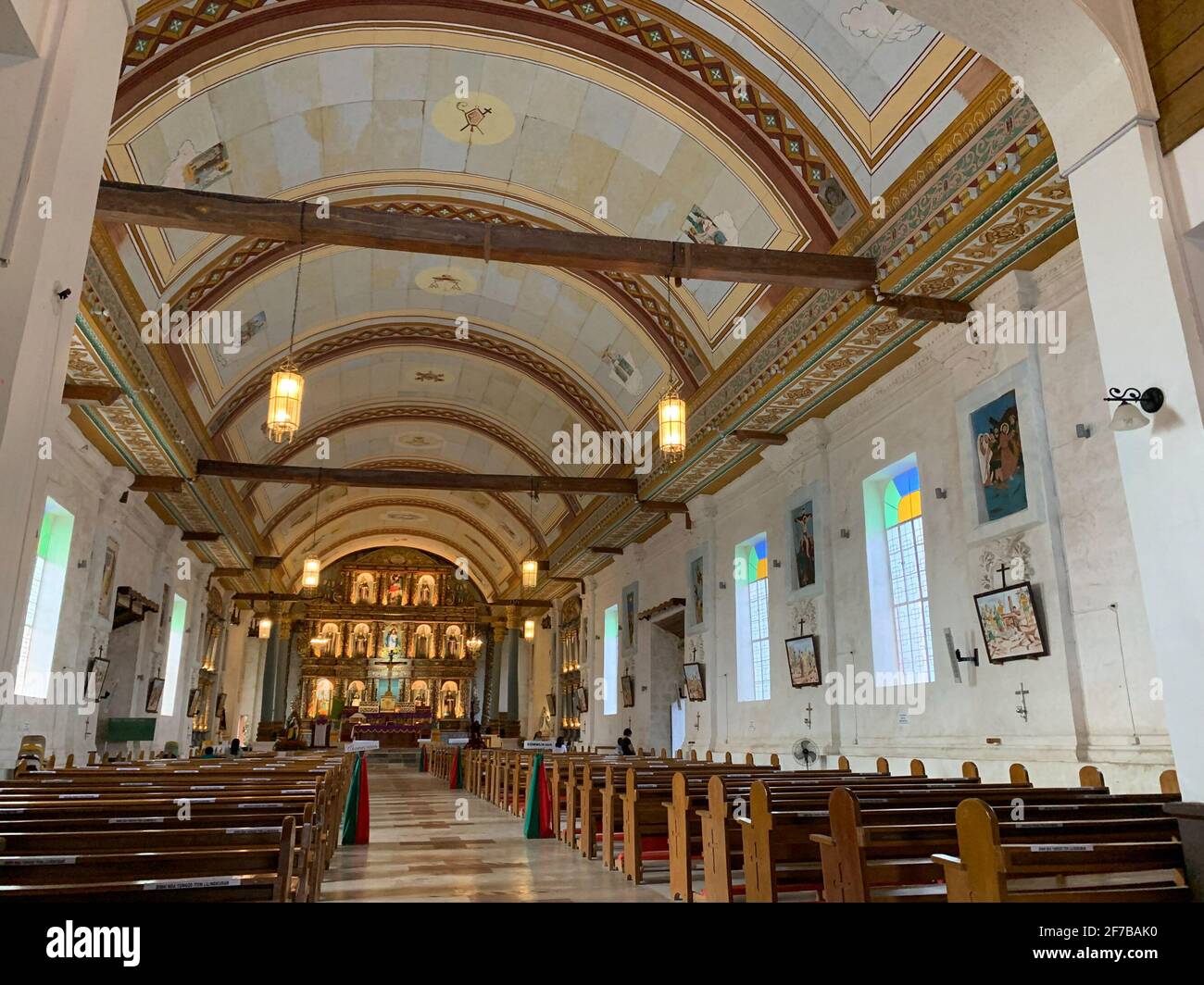Dentro de la iglesia totalmente restaurada de la Inmaculada Concepción en el este de Samar Guyuan. Esta iglesia fue destruida durante el tifón Yolanda el 2013 pasado. Filipinas. Foto de stock