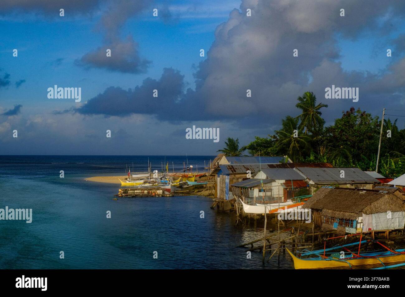 Casas de pescadores visto cerca de la orilla en Sulungan, Guiuan Samar Oriental. Guiuan fue el sitio de primera caída durante el Super Typhoon Yolanda el 8 de noviembre de 2013 y considerado como una de las provincias vulnerables a los impactos del cambio climático. Filipinas. Foto de stock