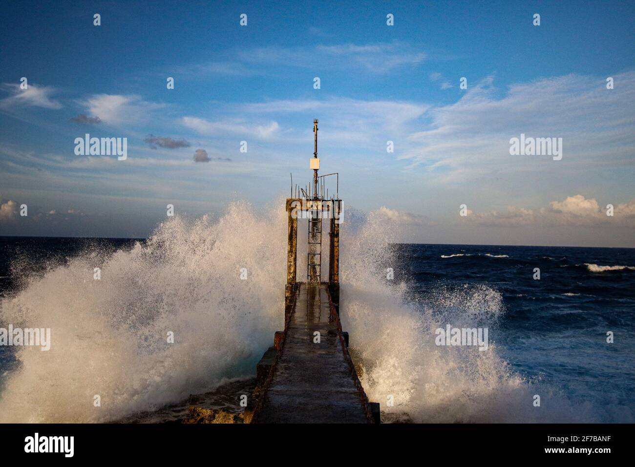 Este antes era un dispositivo de alerta de tsunamis situado en el Samar oriental de Guiuan Calicoan. Guiuan fue el sitio de primera caída durante el Super Typhoon Yolanda el 8 de noviembre de 2013 y considerado como una de las provincias vulnerables a los impactos del cambio climático. Filipinas. Foto de stock