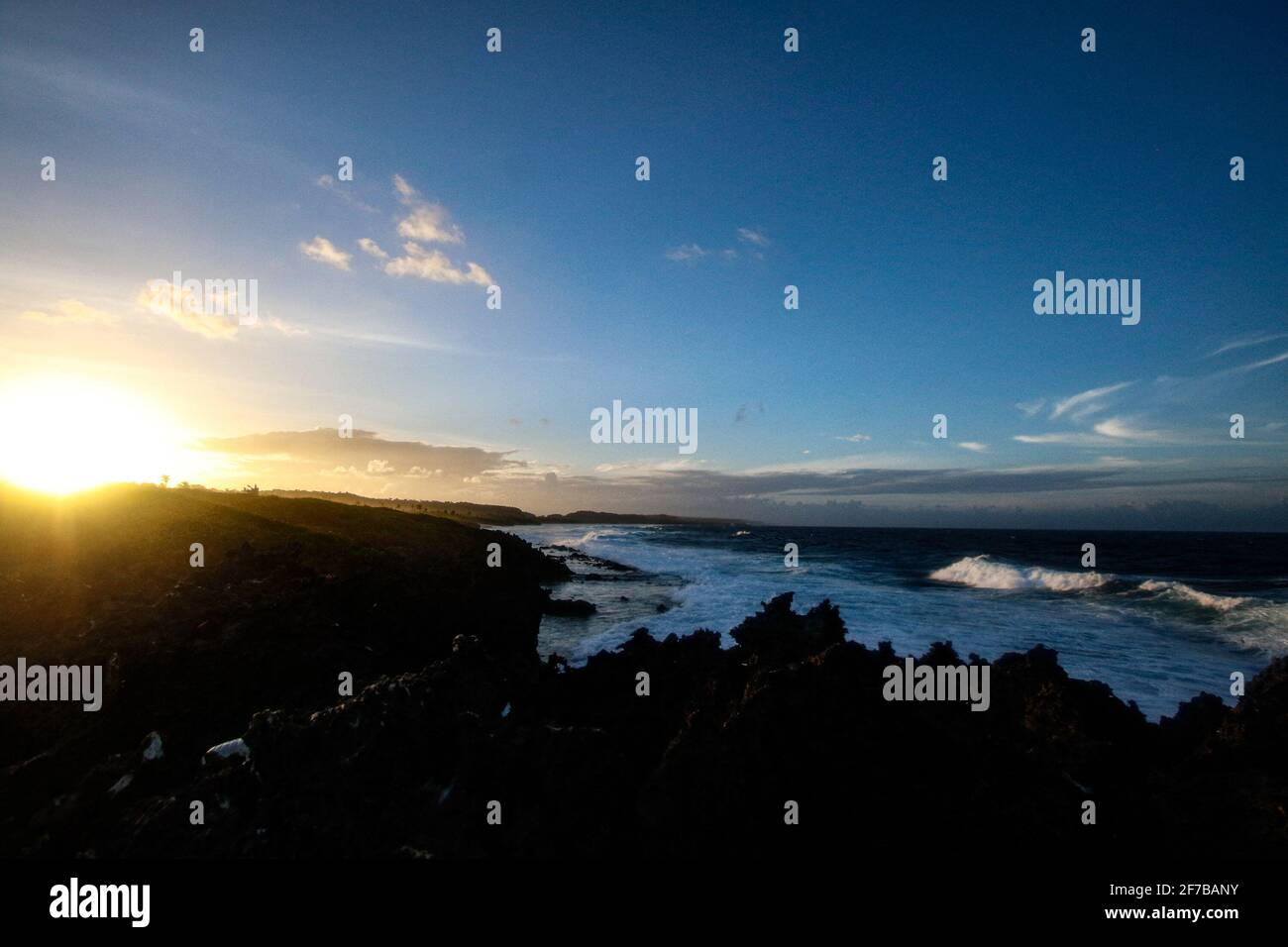 Puesta de sol en Calicoan, Samar Oriental de Guiuan. Guiuan fue el sitio de primera caída durante el Super Typhoon Yolanda el 8 de noviembre de 2013 y considerado como una de las provincias vulnerables a los impactos del cambio climático. Filipinas. Foto de stock