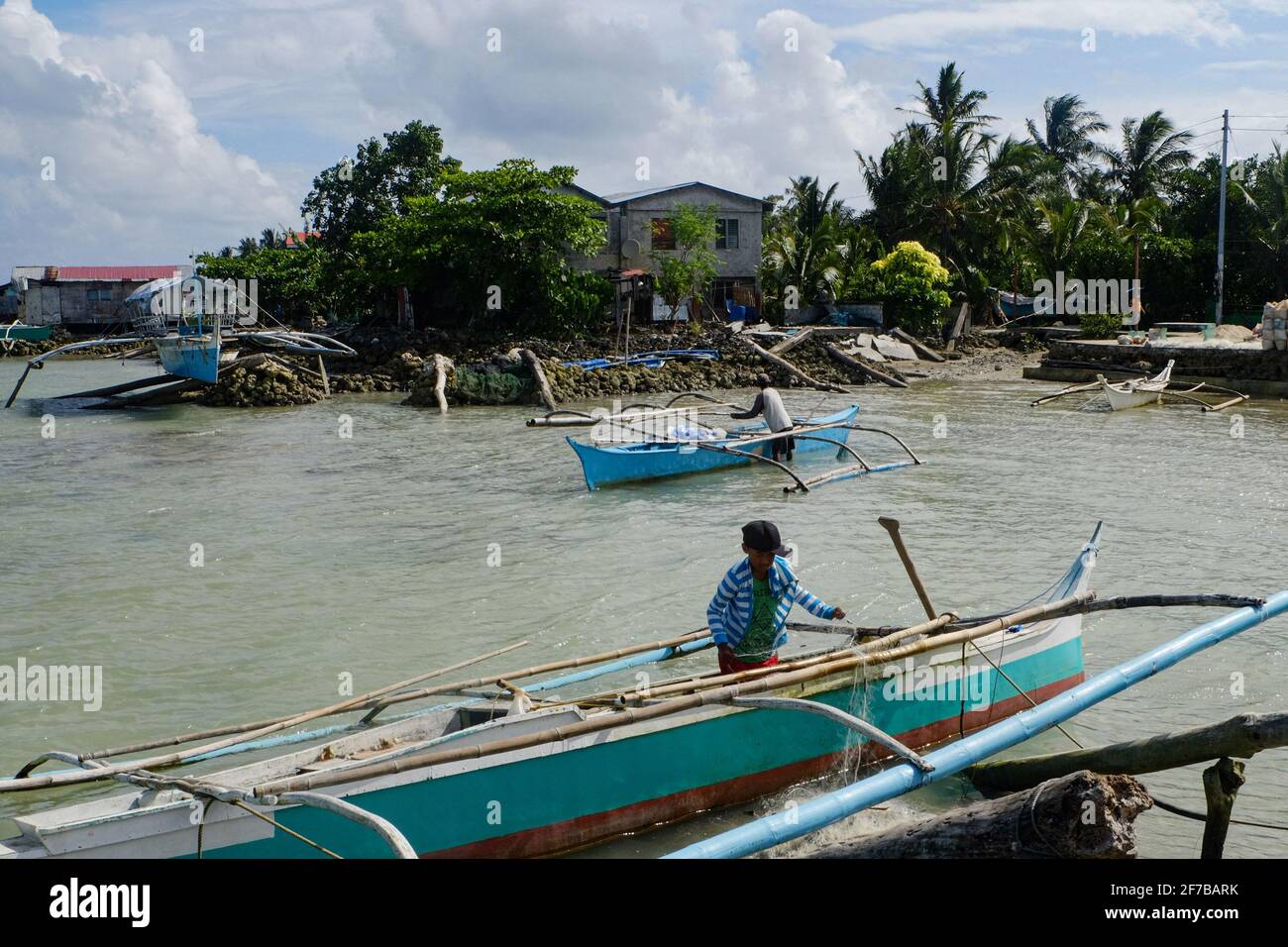 Pescadores trabajando en sus barcos en Trinidad, Guyuan Samar Oriental. La pesca es uno de los principales medios de subsistencia de esta provincia. Filipinas. Foto de stock