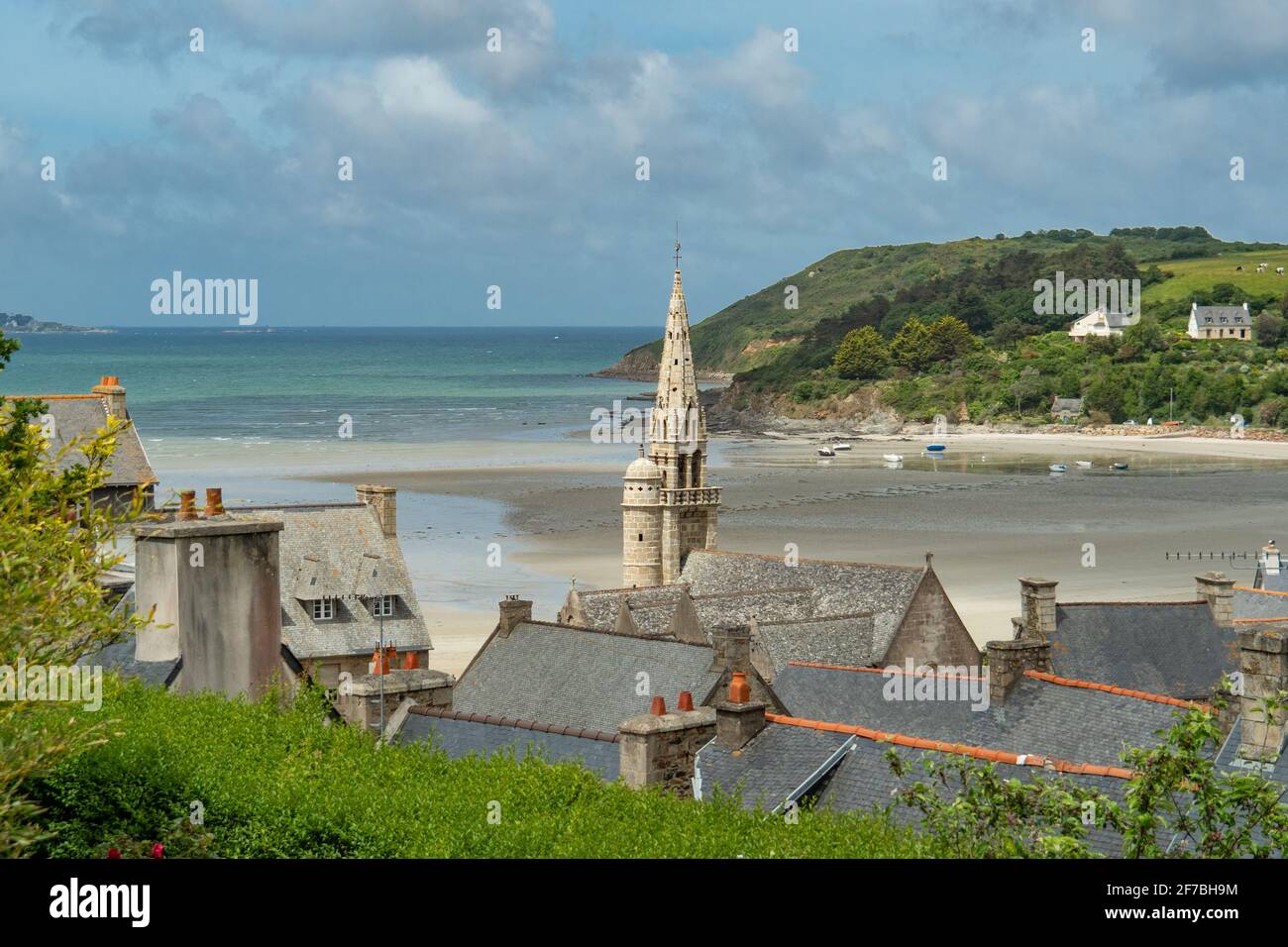 Pueblo histórico Saint-Michel-en-greve, en la costa de Bretaña, Francia. Foto de stock