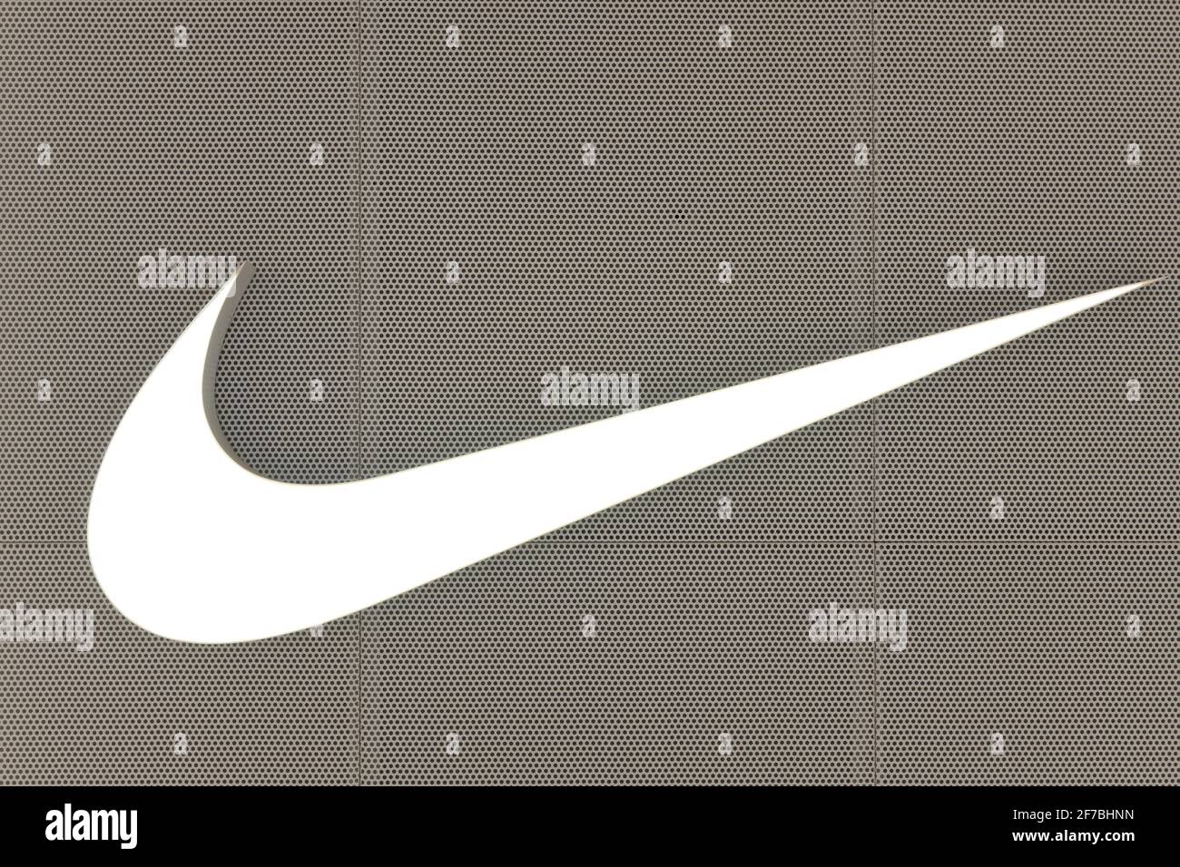 moneda lavabo Inapropiado ZHONGSHAN GUANGDONG China-Abril 1 2021: Gran logotipo de Nike en un centro  comercial Fotografía de stock - Alamy