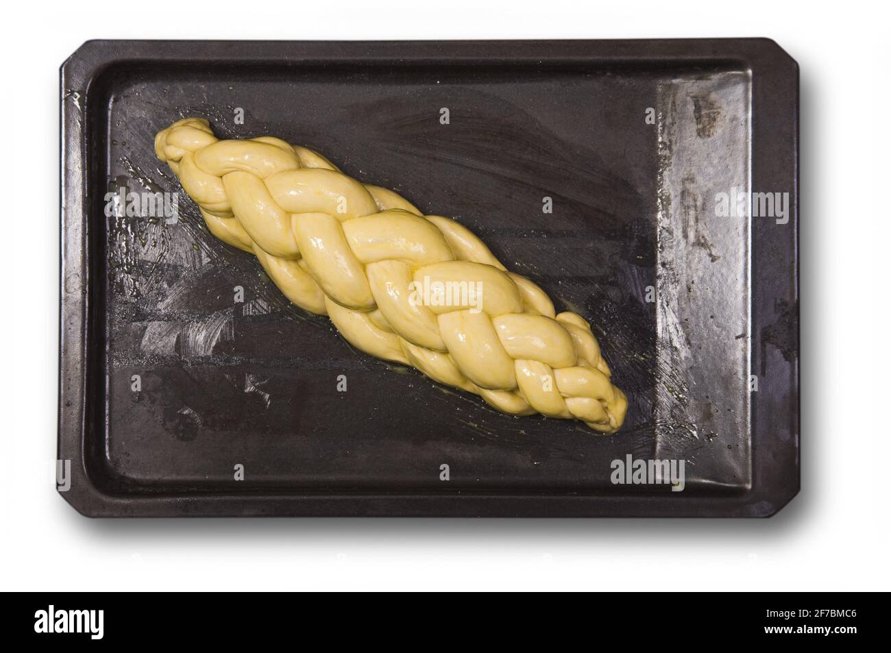 Malla trenzada de pan en una placa de cocción Fotografía de stock - Alamy