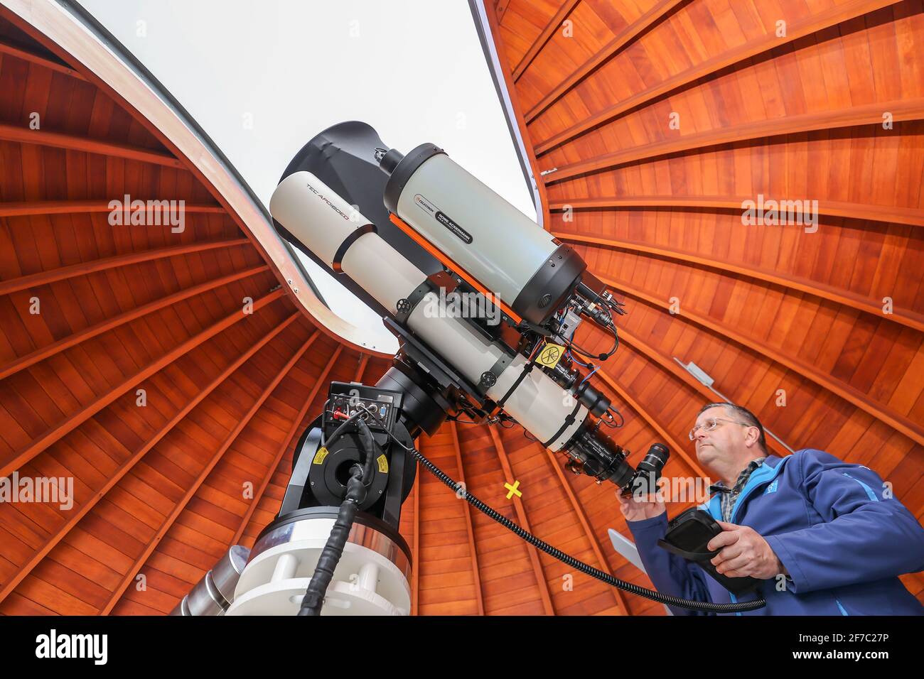 25 de marzo de 2021, Sajonia, Rodewisch: OLAF Graf, director del  observatorio y planetario, establece la nueva combinación de telescopio  reflectante, telescopio refractivo y un astrógrafo en la histórica cúpula de  madera