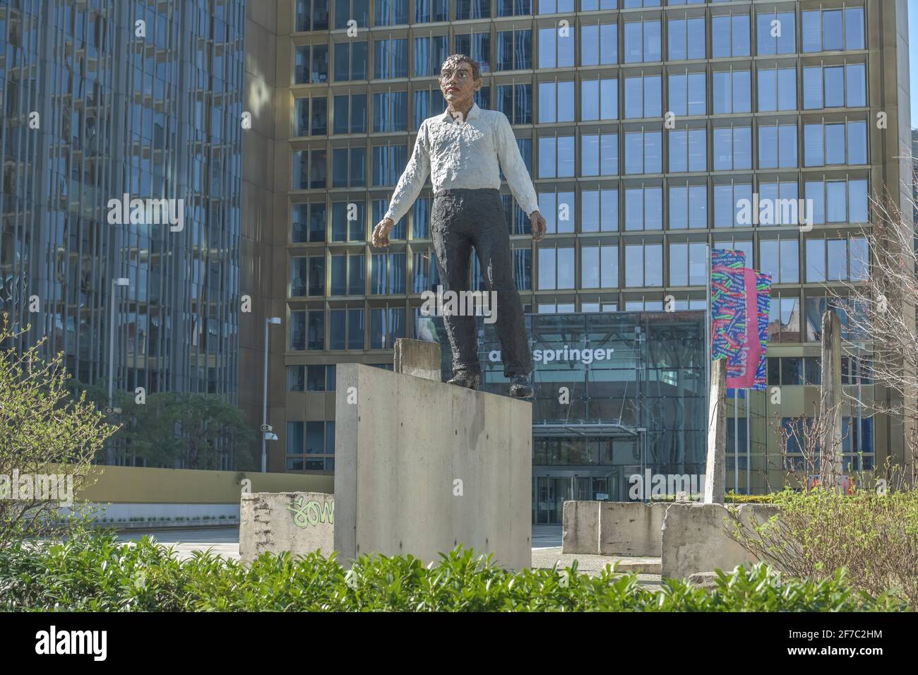 Skulptur „Balanceakt“ von Stephan Balkenhol, Axel-Springer-Verlag, Axel-Springer-Straße, Kreuzberg, Berlín, Alemania Foto de stock