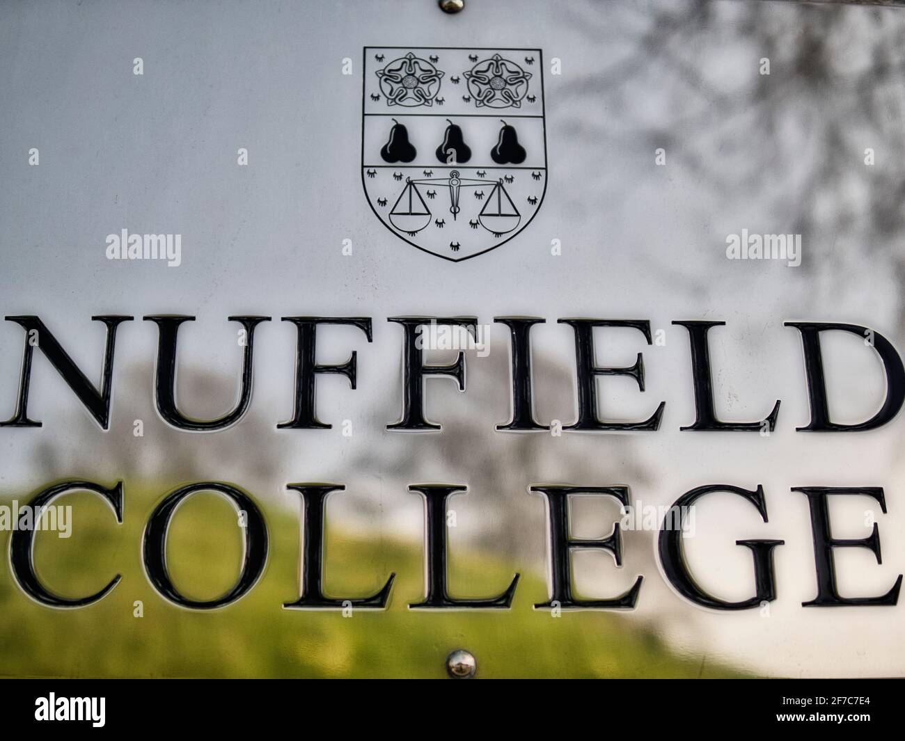 Reflejo de Castle Mound, en Nuffield College Name Plaque, Nuffield College, Universidad de Oxford, Oxfordshire, Inglaterra, REINO UNIDO, GB. Foto de stock