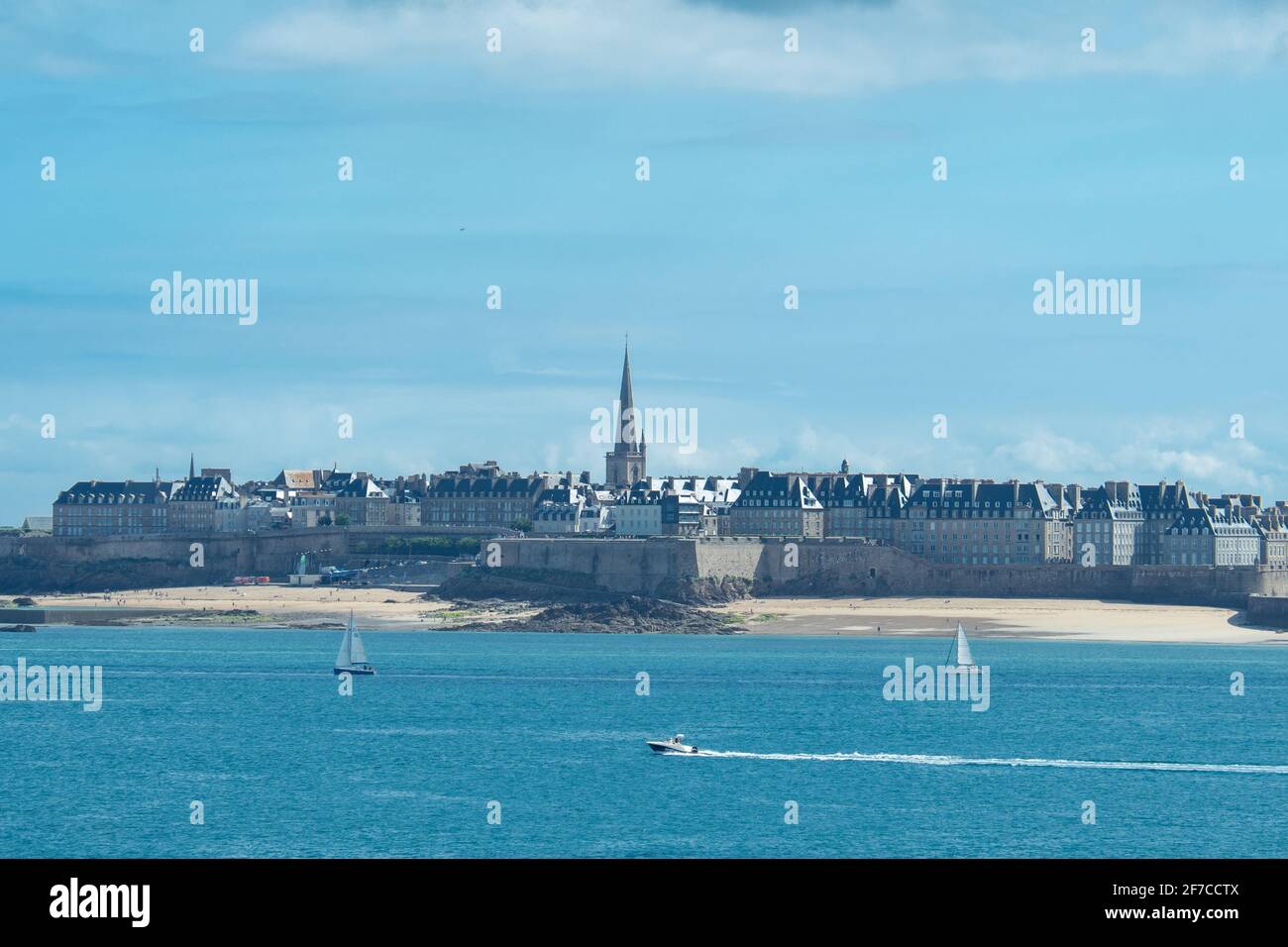 Horizonte del centro histórico de Saint-Malo, Francia, visto desde Dinard. Foto de stock