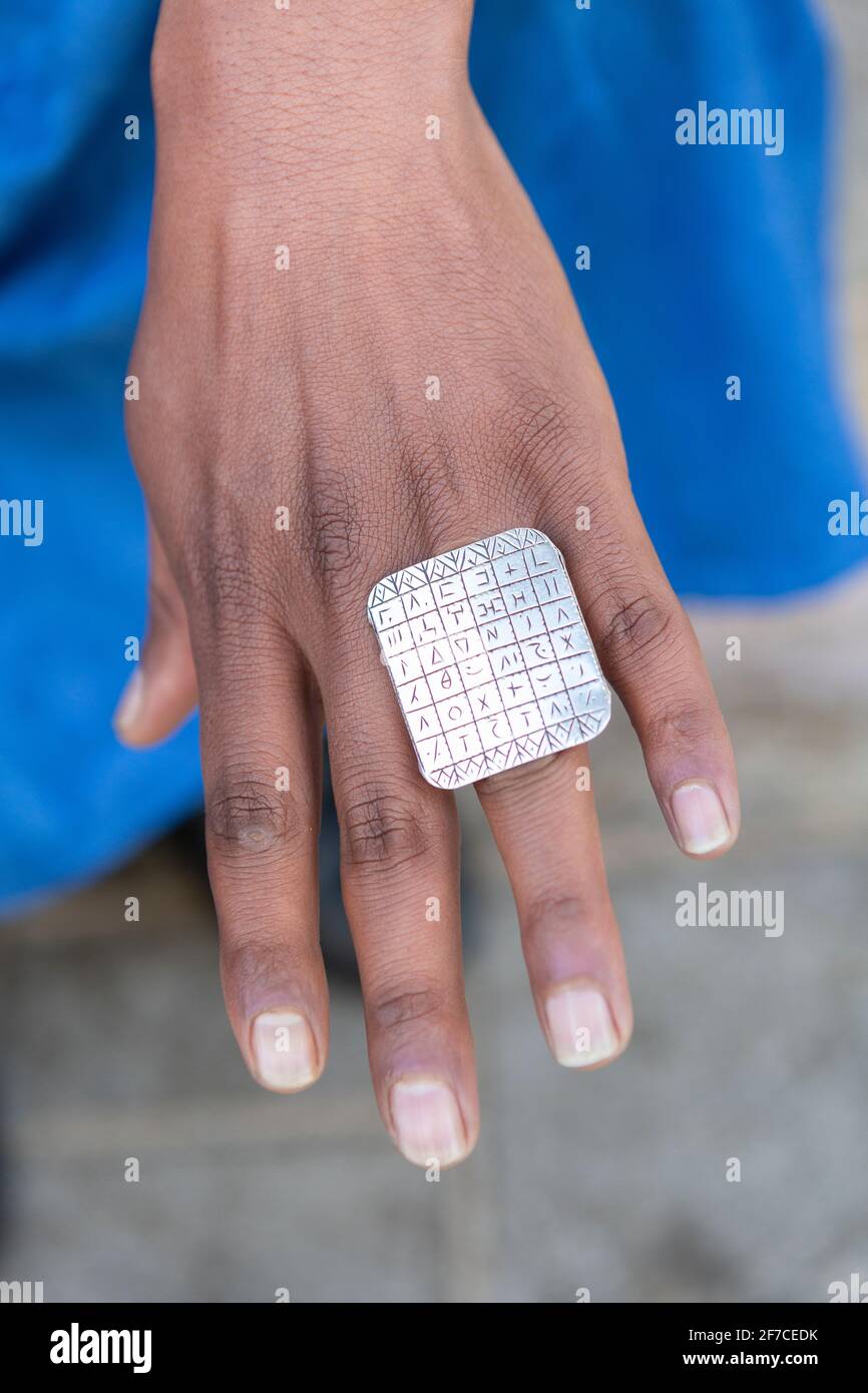 Reunir parálisis Integrar Mano con un anillo de plata con el alfabeto bereber en Essaouira, Marruecos  Fotografía de stock - Alamy