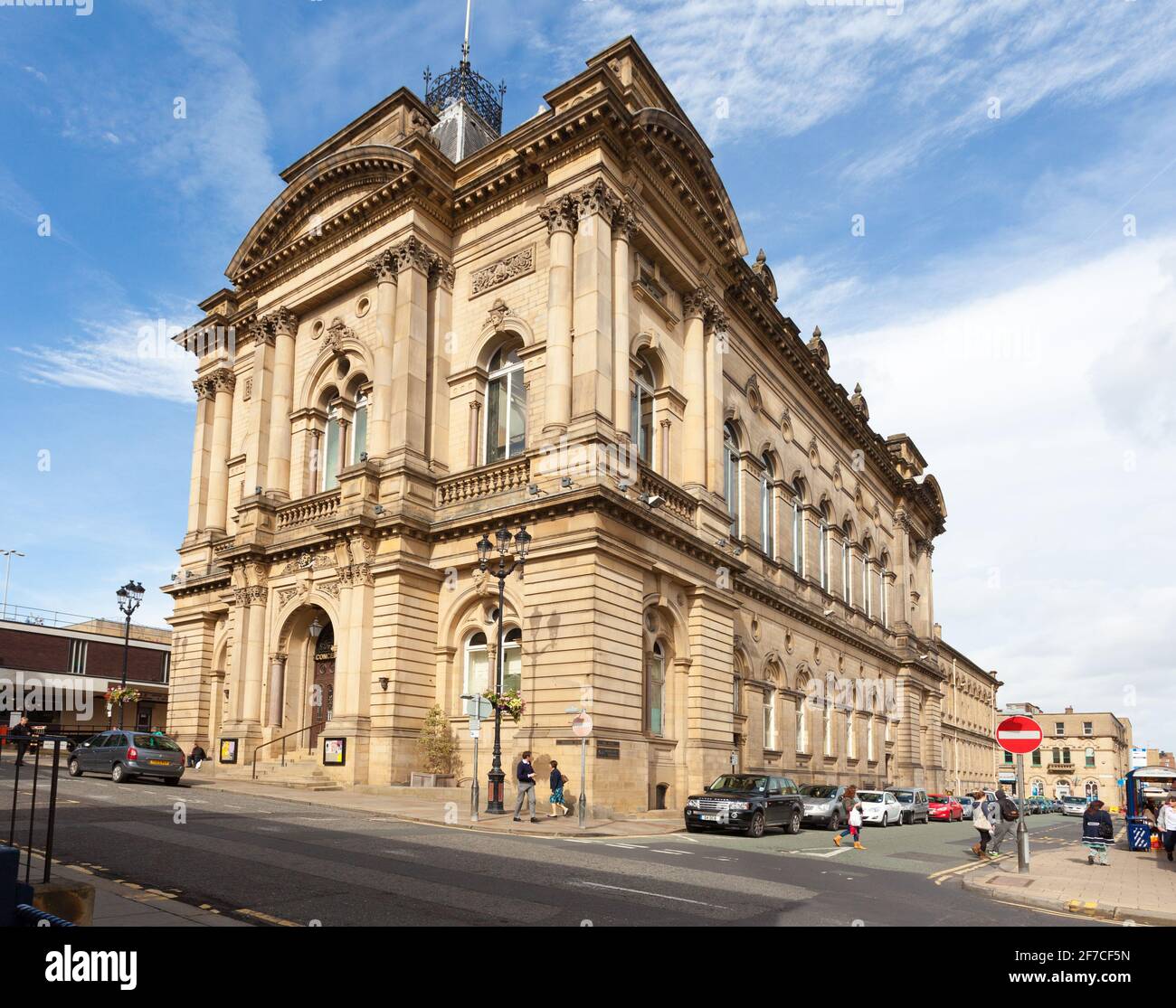 Ayuntamiento de Huddersfield y sala de conciertos Foto de stock