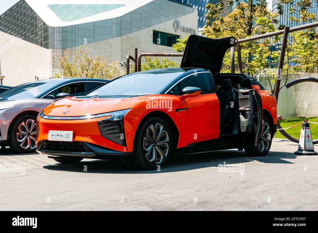 Los Horizontes Humanos HiPhi X fotografiados en Lujiazui, Pudong, Shanghai, China. El coche es un nuevo vehículo de alta gama con el Tesla Model X en sus miradas. Foto de stock