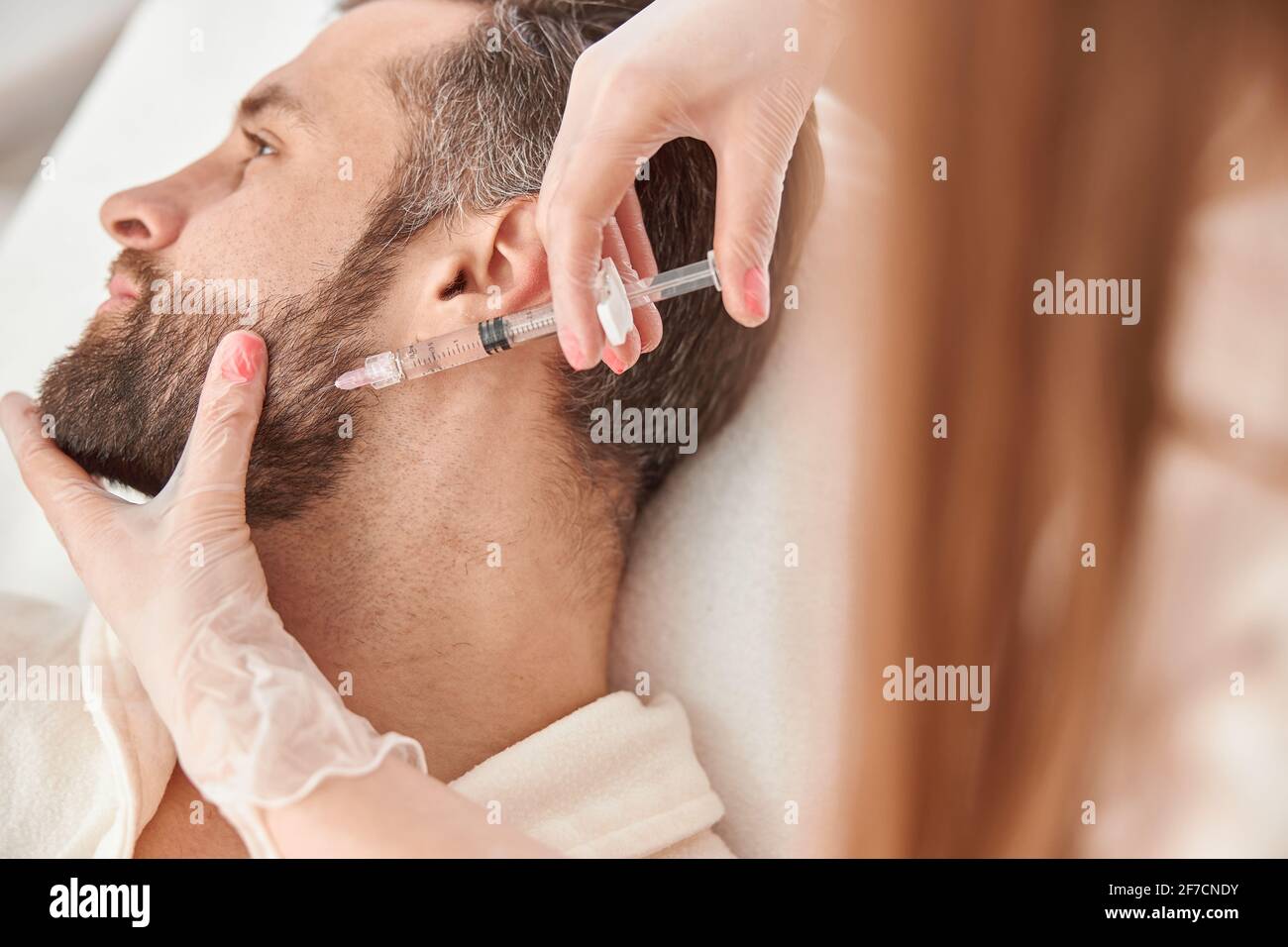 Primeros planos hace inyecciones de mesoterapia para el hombre de la barba.  Tratamiento de hombre por un esteticista para el crecimiento del cabello  Fotografía de stock - Alamy