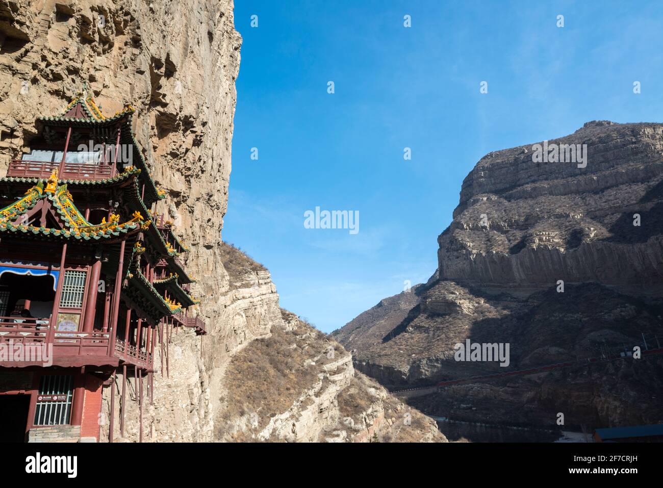 XuanKong Si (Templo Colgante) al pie de la montaña Hengshan en la provincia de Shanxi, a unas 300 millas al suroeste de Beijing, China. Foto de stock