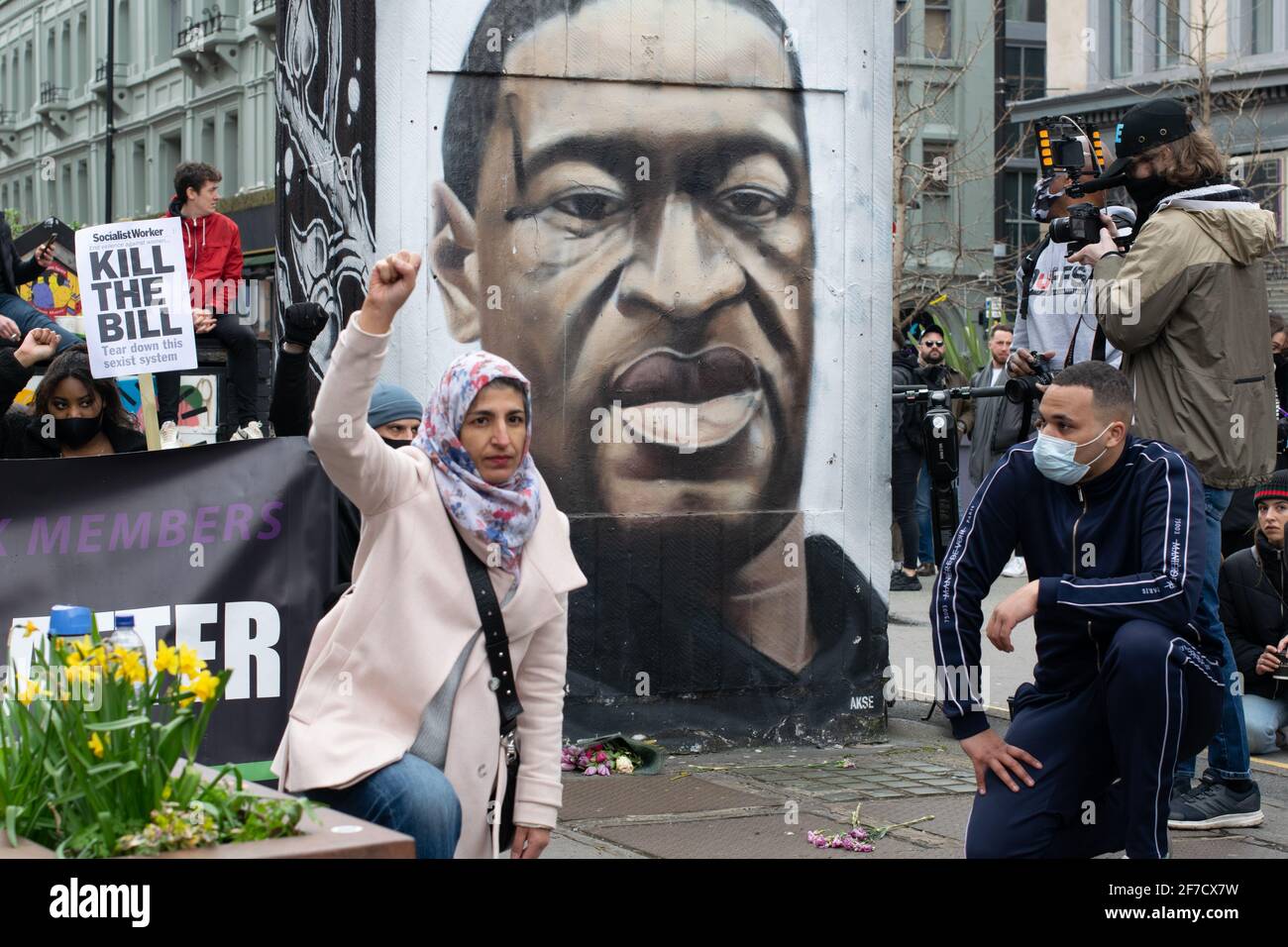 Matar a la protesta de Bill Manchester, Reino Unido durante el cierre nacional en Inglaterra. Demostrador frente a un arte callejero de George Floyd en el Barrio Norte Foto de stock