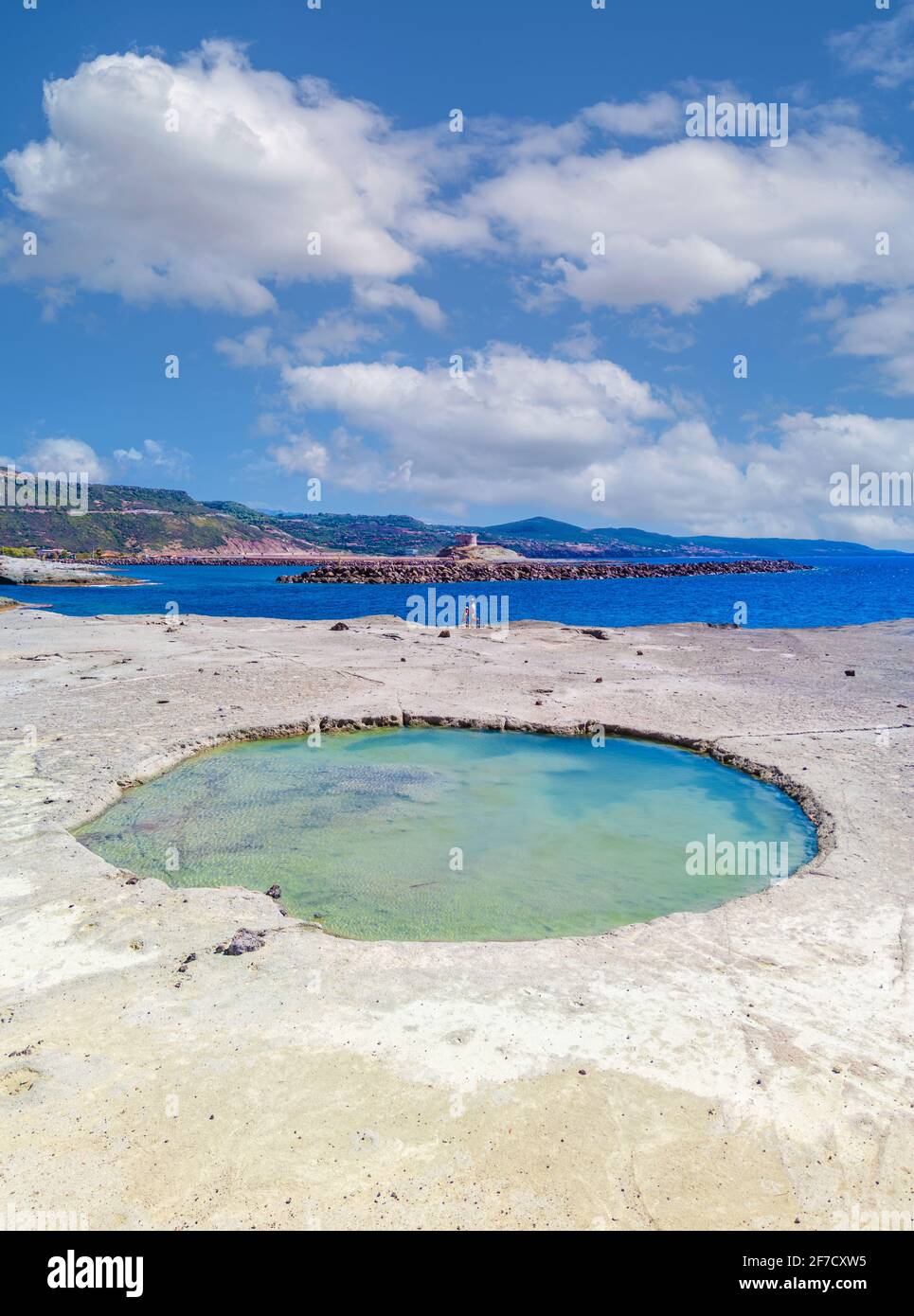 Bosa (Cerdeña, Italia) - una vista del pintoresco y encantador casco antiguo en la costa marina de Oristano, uno de los más bellos de Cerdeña Foto de stock