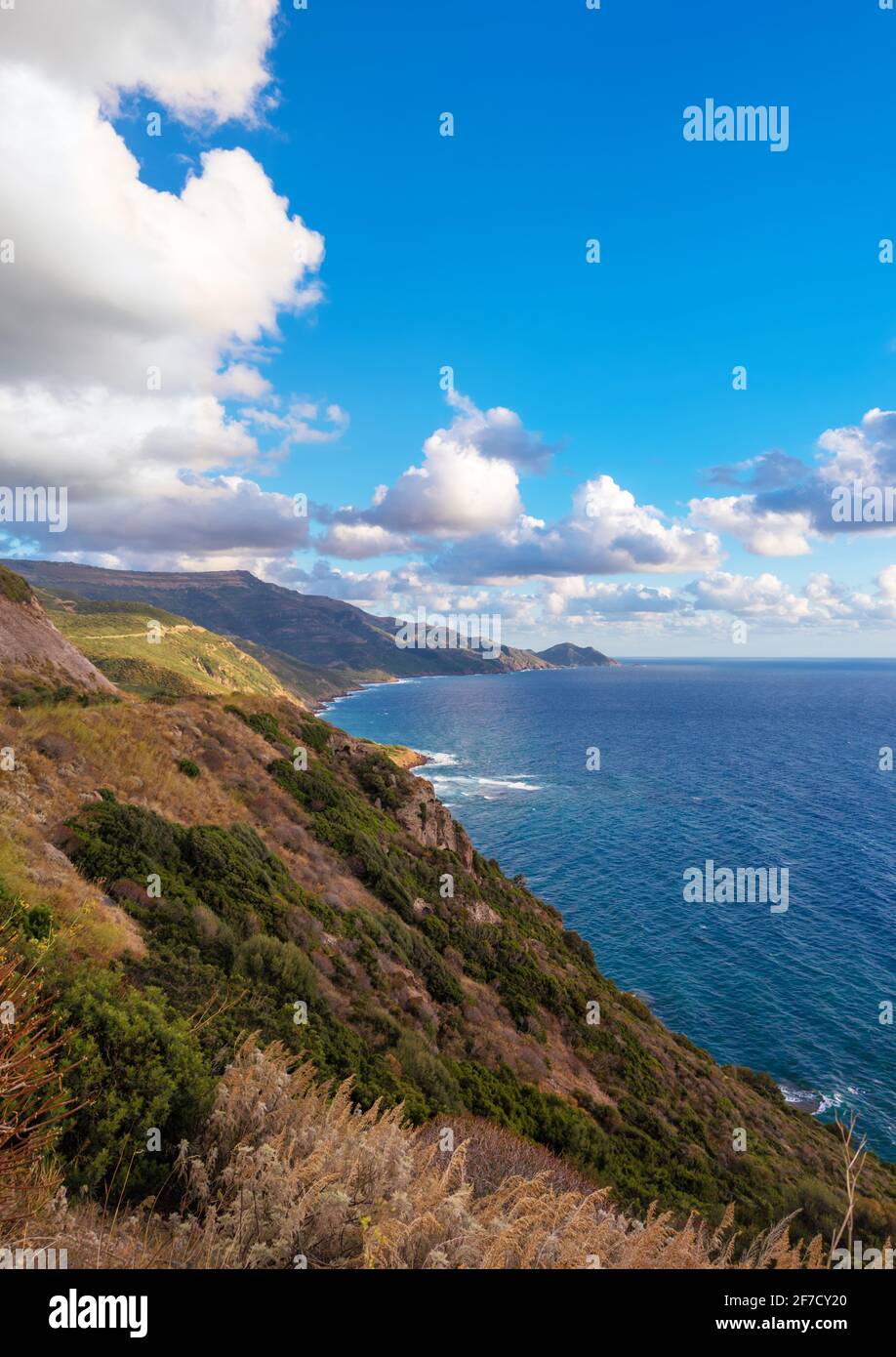 Bosa (Cerdeña, Italia) - una vista del pintoresco y encantador casco antiguo en la costa marina de Oristano, uno de los más bellos de Cerdeña Foto de stock