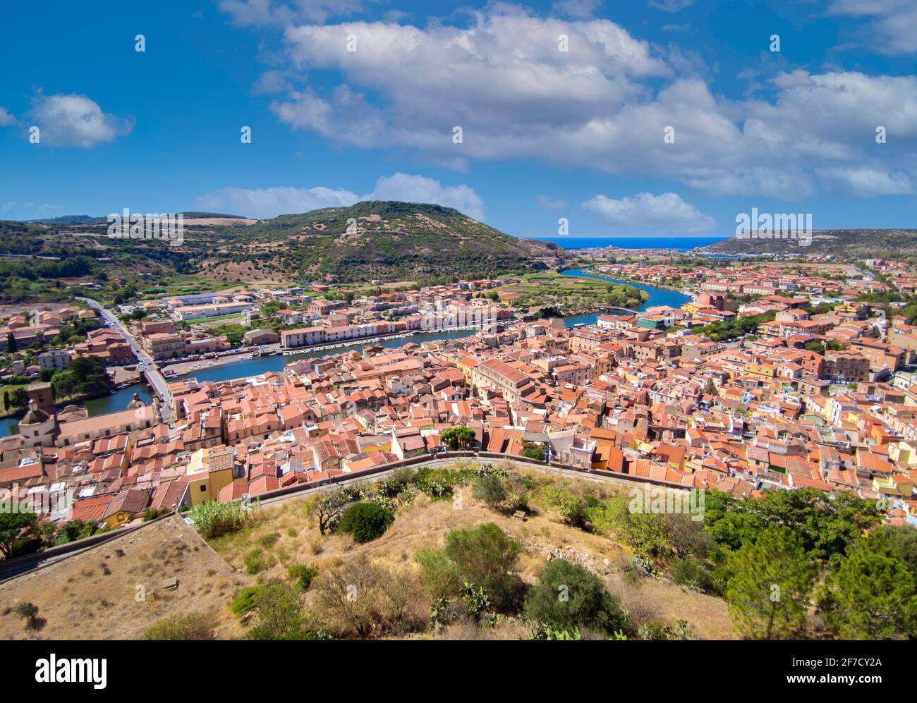 Bosa (Cerdeña, Italia) - una vista del pintoresco y encantador casco antiguo en la costa marina de Oristano, uno de los más bellos de Cerdeña Foto de stock