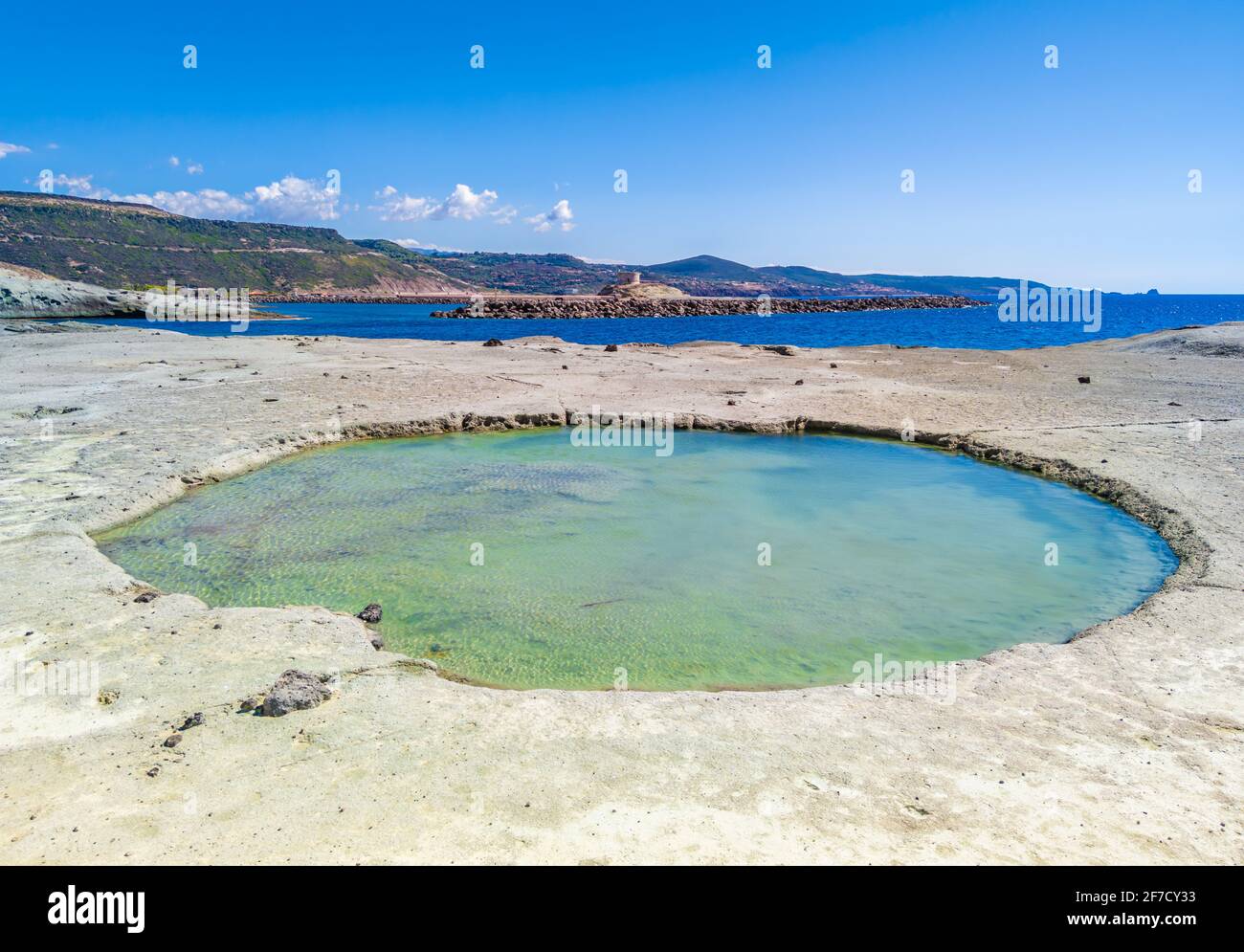 Bosa (Cerdeña, Italia) - una vista del pintoresco y encantador casco antiguo en la costa marina de Oristano, uno de los más bellos de Cerdeña Foto de stock