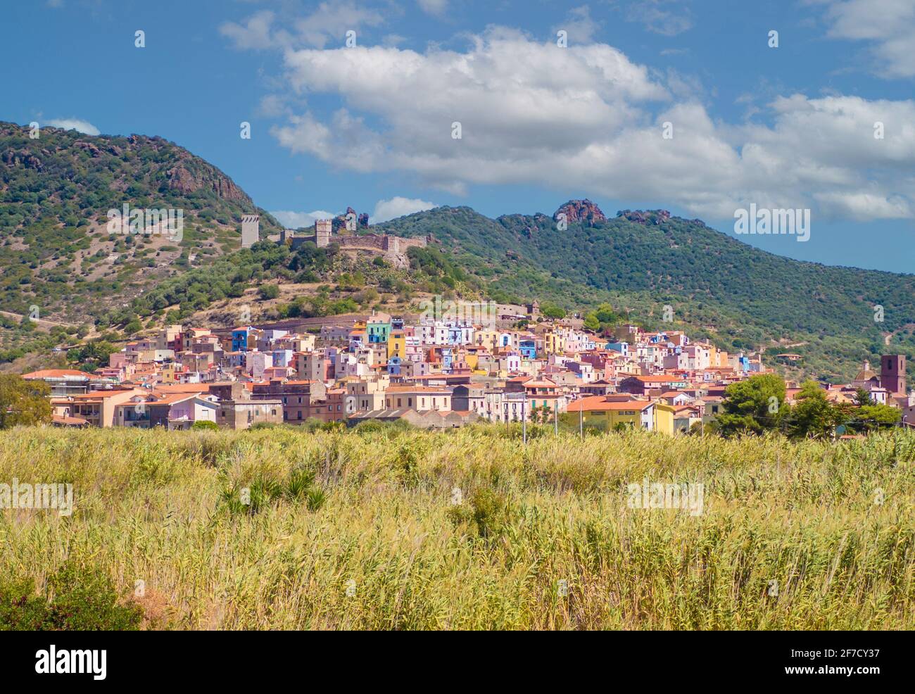 Bosa (Cerdeña, Italia) - una vista del pintoresco y encantador casco antiguo en la costa marina de Oristano, uno de los más bellos de Cerdeña Foto de stock