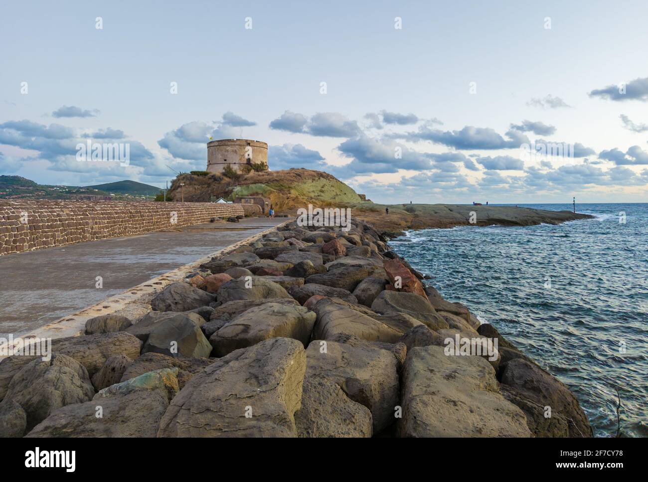 Bosa (Cerdeña, Italia) - una vista del pintoresco y encantador casco antiguo en la costa marina de Oristano, uno de los más bellos de Cerdeña Foto de stock