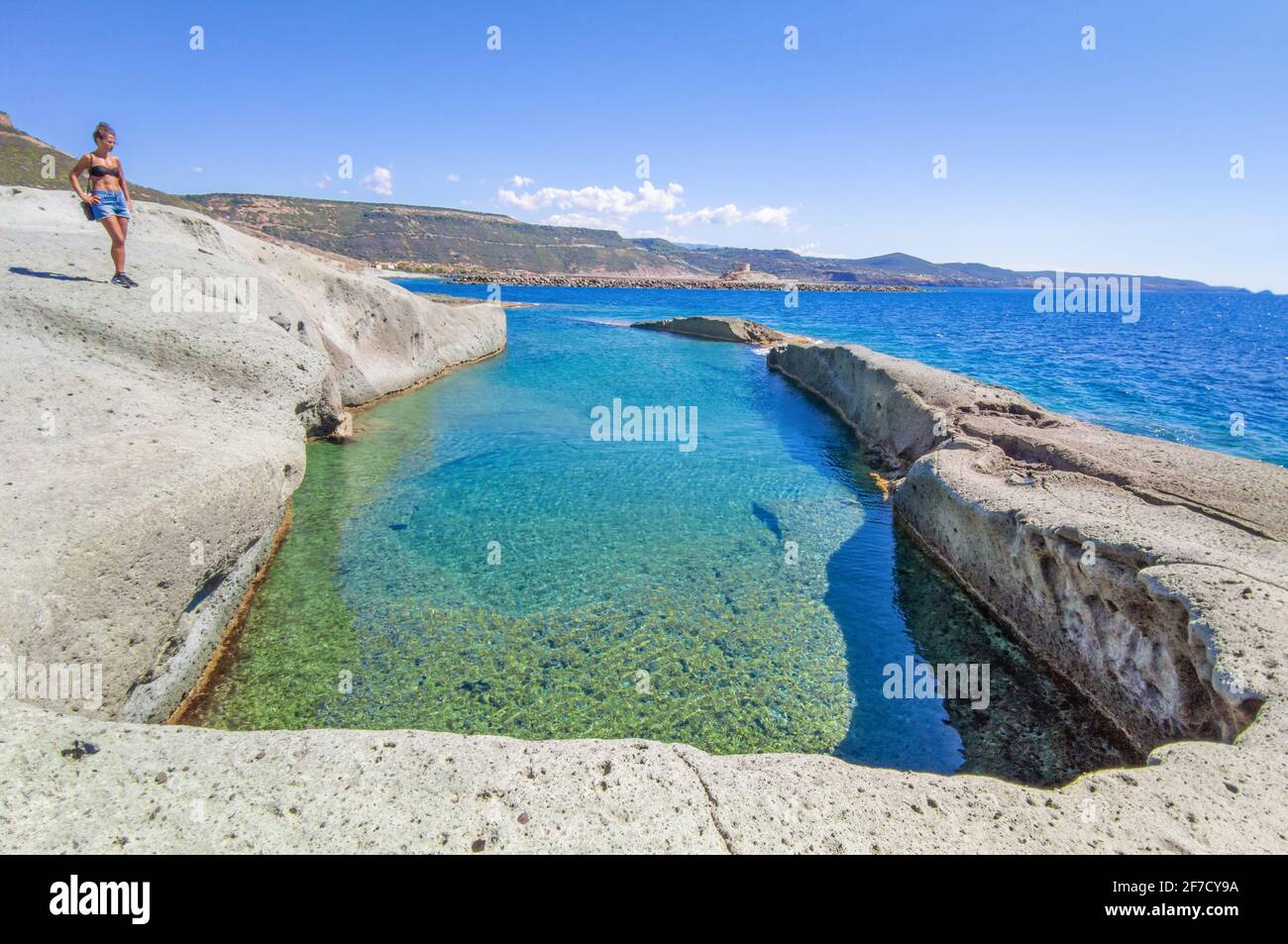 Bosa (Cerdeña, Italia) - una vista del pintoresco y encantador casco antiguo en la costa marina de Oristano, uno de los más bellos de Cerdeña Foto de stock