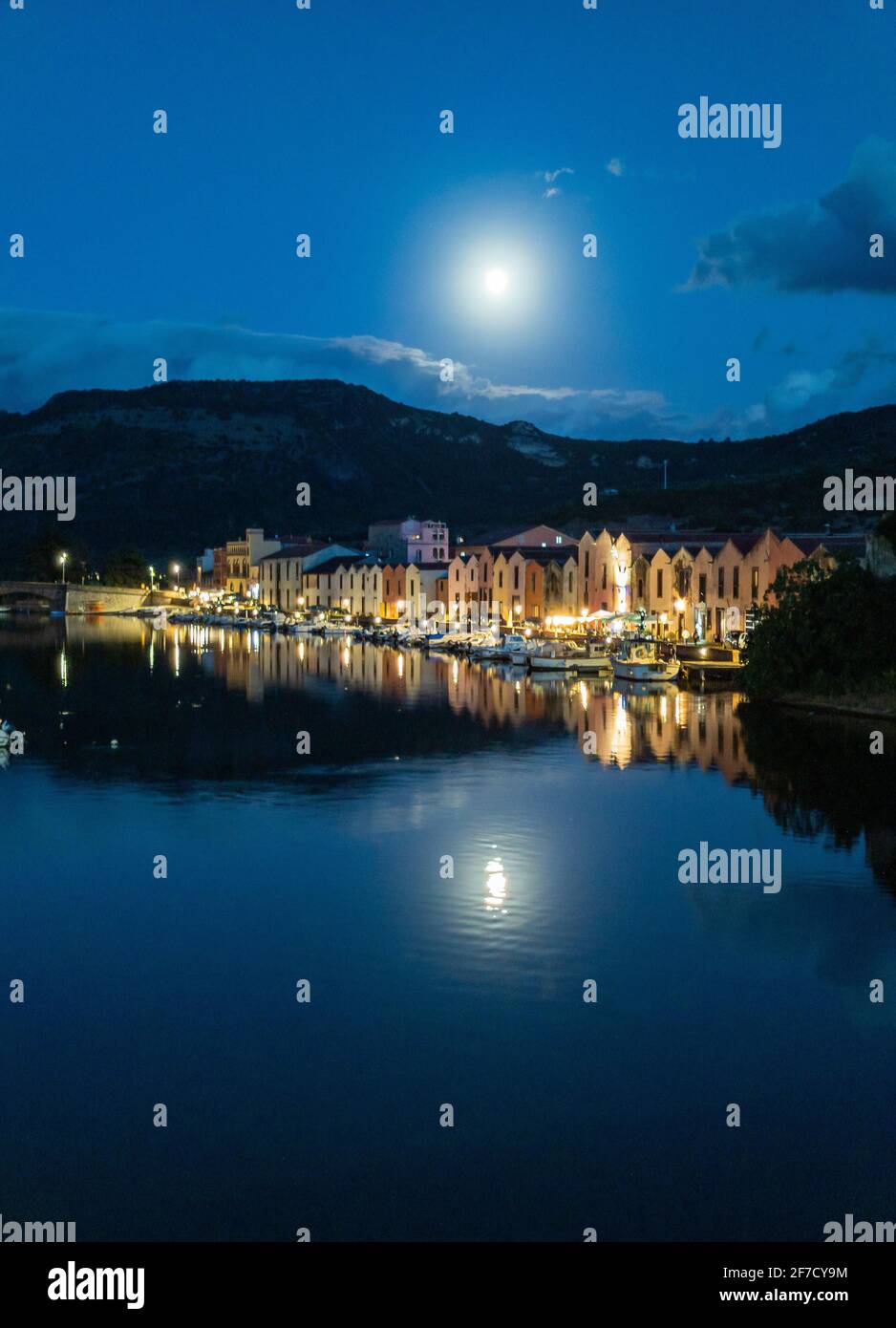 Bosa (Cerdeña, Italia) - una vista del pintoresco y encantador casco antiguo en la costa marina de Oristano, uno de los más bellos de Cerdeña Foto de stock