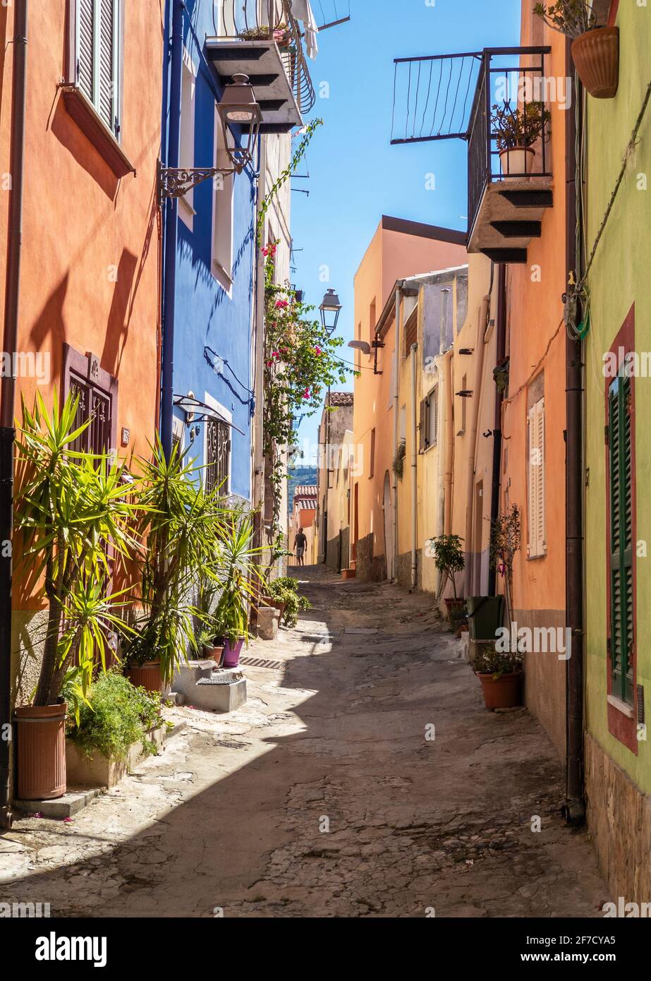 Bosa (Cerdeña, Italia) - una vista del pintoresco y encantador casco antiguo en la costa marina de Oristano, uno de los más bellos de Cerdeña Foto de stock