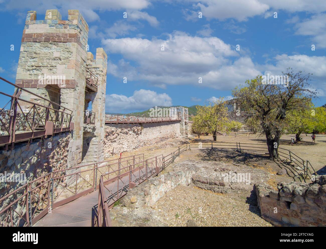 Bosa (Cerdeña, Italia) - una vista del pintoresco y encantador casco antiguo en la costa marina de Oristano, uno de los más bellos de Cerdeña Foto de stock