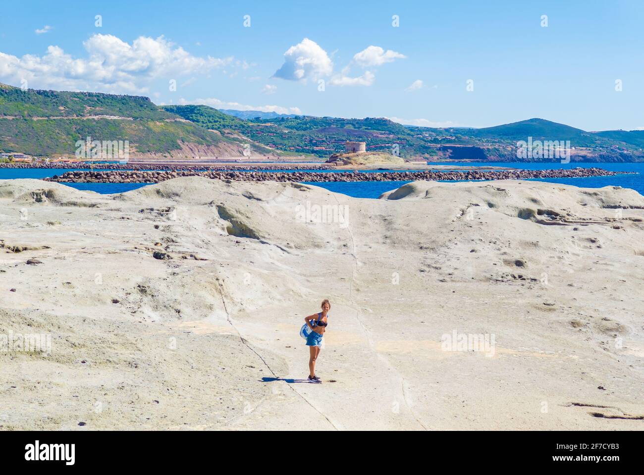Bosa (Cerdeña, Italia) - una vista del pintoresco y encantador casco antiguo en la costa marina de Oristano, uno de los más bellos de Cerdeña Foto de stock