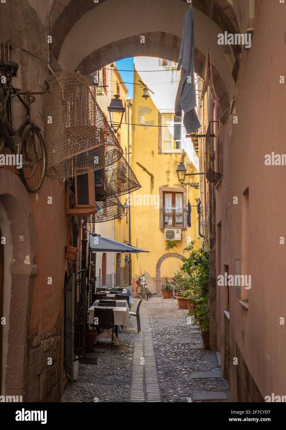 Bosa (Cerdeña, Italia) - una vista del pintoresco y encantador casco antiguo en la costa marina de Oristano, uno de los más bellos de Cerdeña Foto de stock