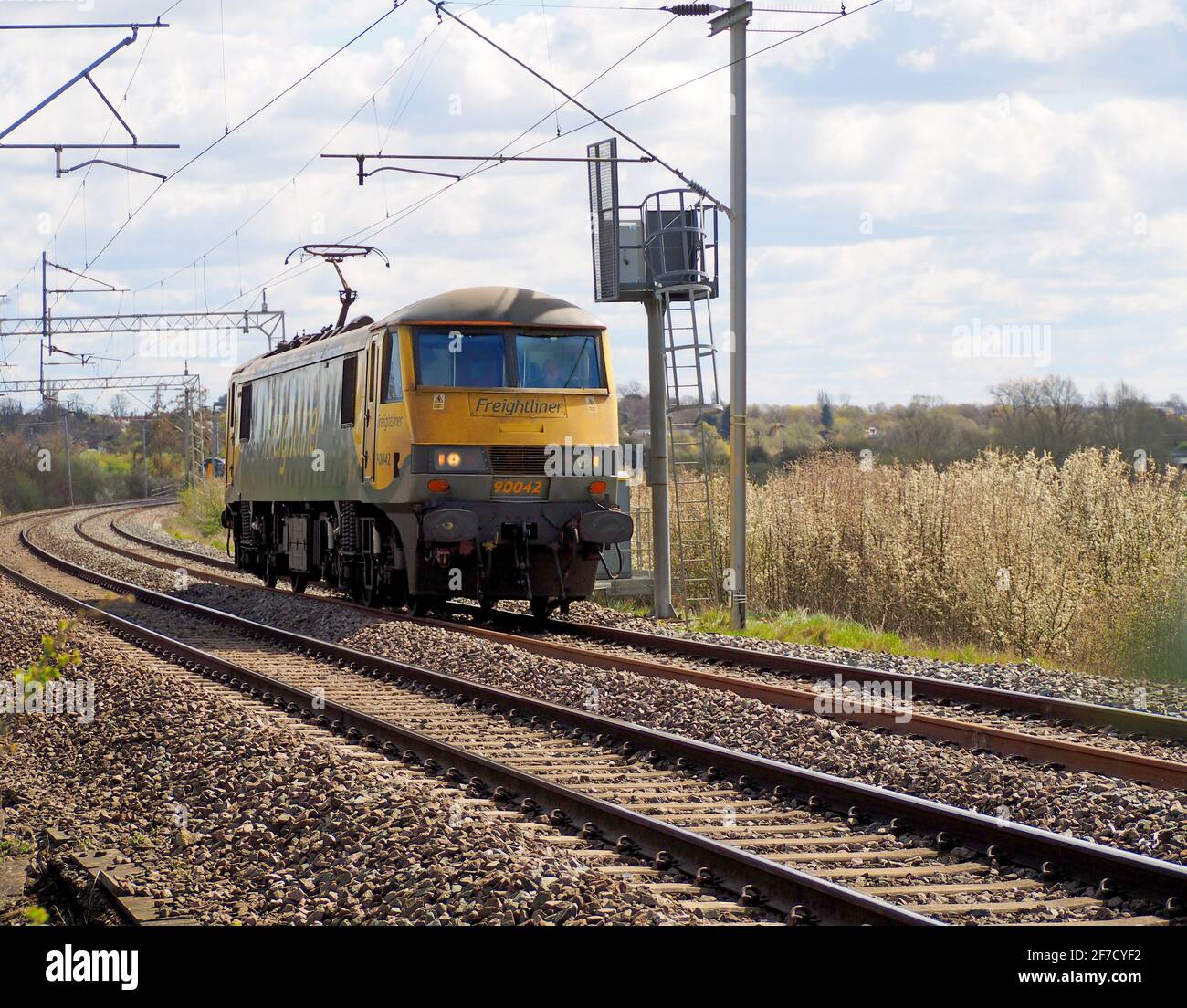 La locomotora eléctrica Freightliner clase 90 90042 pasa por Northampton en su camino a Crewe, viajando locomotora ligera Foto de stock