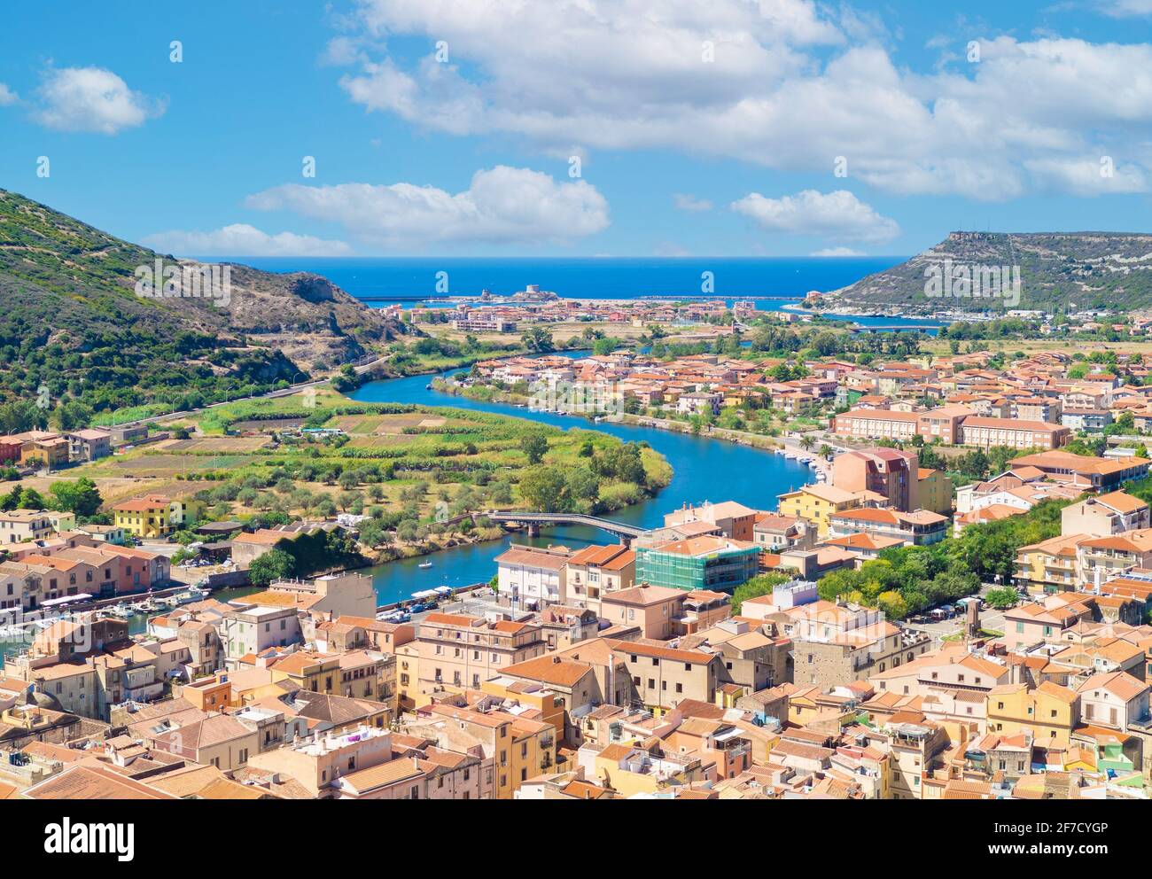 Bosa (Cerdeña, Italia) - una vista del pintoresco y encantador casco antiguo en la costa marina de Oristano, uno de los más bellos de Cerdeña Foto de stock