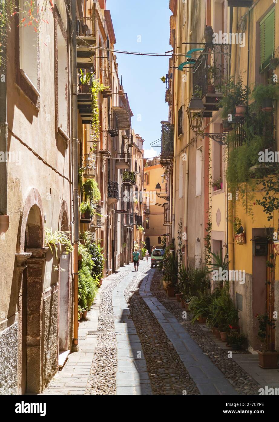 Bosa (Cerdeña, Italia) - una vista del pintoresco y encantador casco antiguo en la costa marina de Oristano, uno de los más bellos de Cerdeña Foto de stock