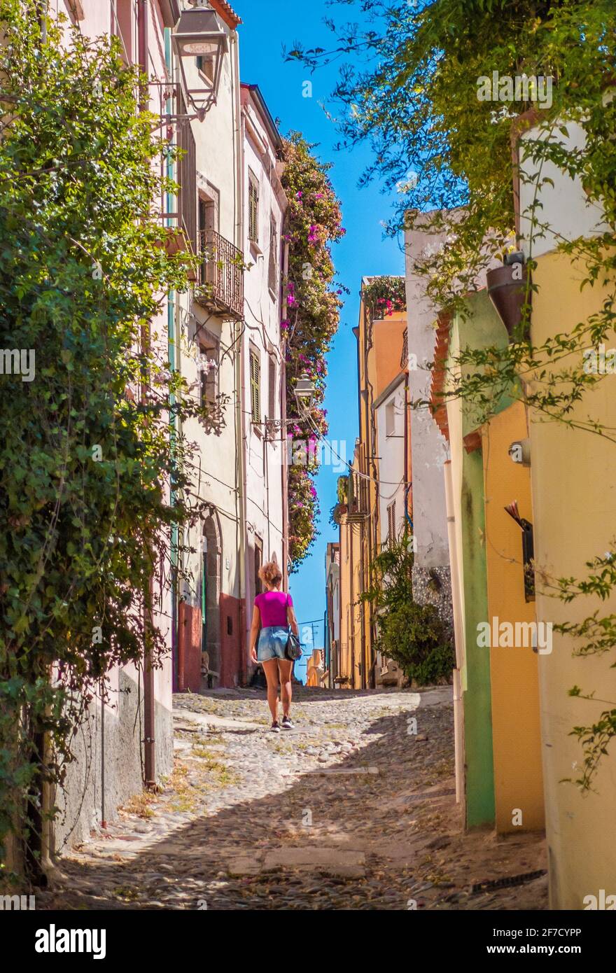 Bosa (Cerdeña, Italia) - una vista del pintoresco y encantador casco antiguo en la costa marina de Oristano, uno de los más bellos de Cerdeña Foto de stock