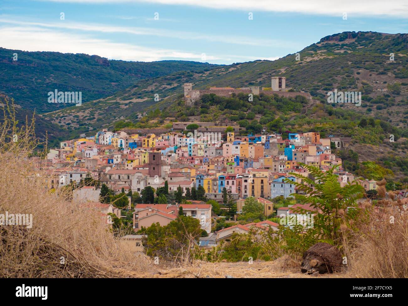 Bosa (Cerdeña, Italia) - una vista del pintoresco y encantador casco antiguo en la costa marina de Oristano, uno de los más bellos de Cerdeña Foto de stock
