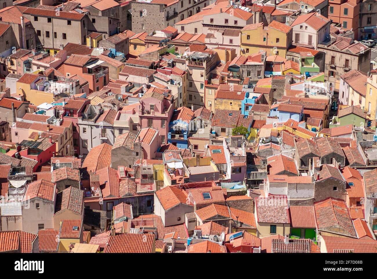 Bosa (Cerdeña, Italia) - una vista del pintoresco y encantador casco antiguo en la costa marina de Oristano, uno de los más bellos de Cerdeña Foto de stock
