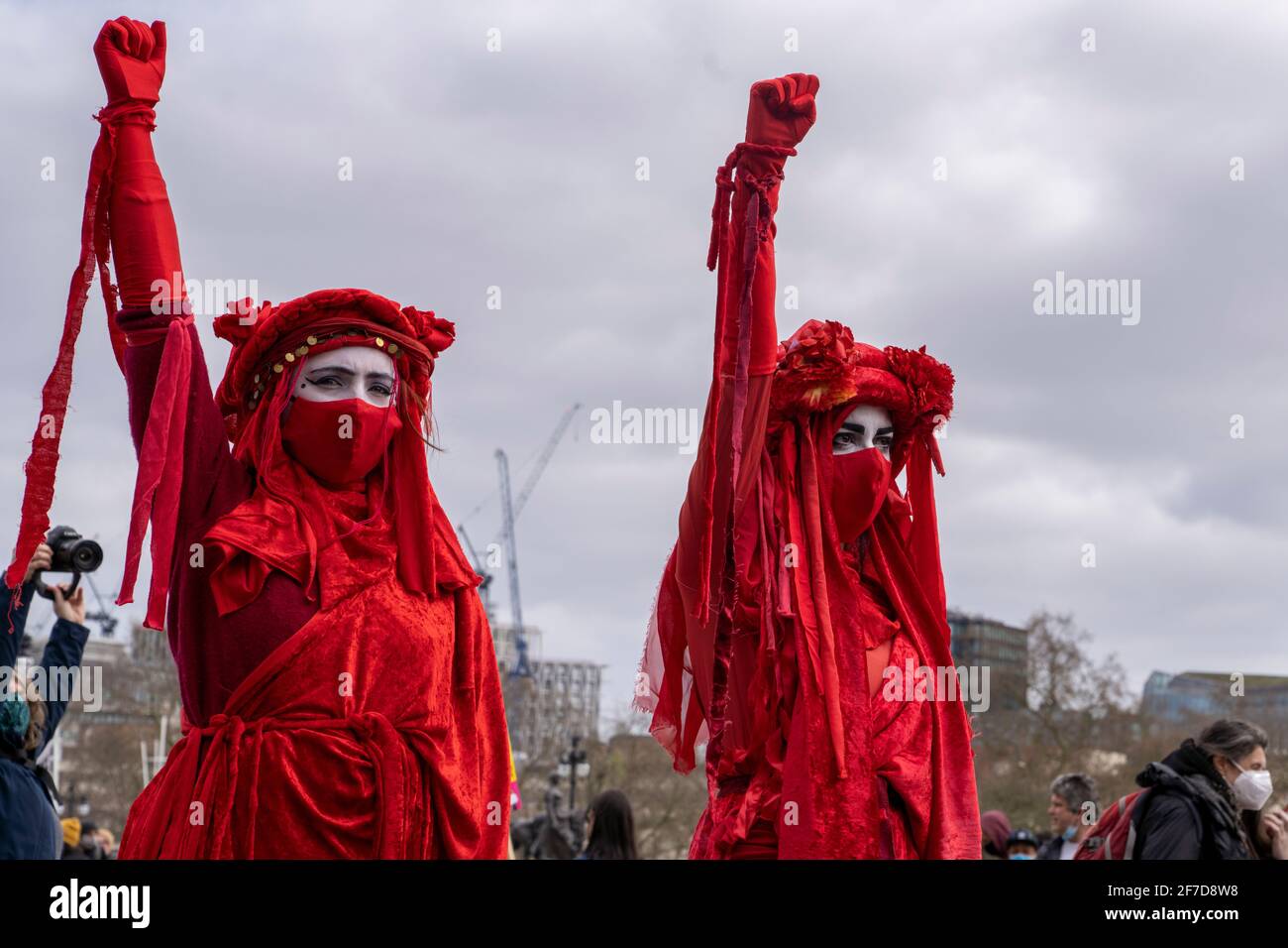 LONDRES, Reino Unido - 03rd de abril de 2021: La Brigada Roja, Rebelión de Extinción. Manifestantes vestidos con ropas rojas con caras blancas matan la protesta del proyecto de ley. Foto de stock