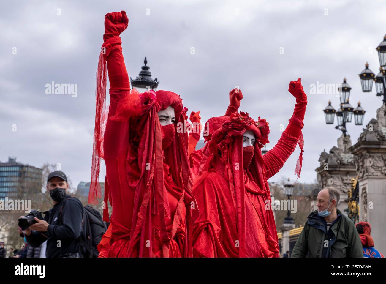 LONDRES, Reino Unido - 03rd de abril de 2021: La Brigada Roja, Rebelión de Extinción. Manifestantes vestidos con ropas rojas con caras blancas matan la protesta del proyecto de ley. Foto de stock