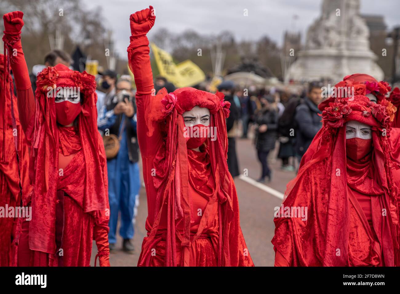 LONDRES, Reino Unido - 03rd de abril de 2021: La Brigada Roja, Rebelión de Extinción. Manifestantes vestidos con ropas rojas con caras blancas matan la protesta del proyecto de ley. Foto de stock