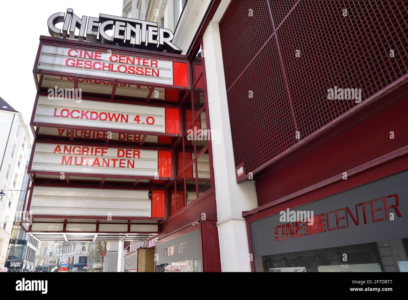 Viena, Austria. El Centro de Cine de Viena está cerrado desde noviembre de 2020 debido a la pandemia de corona. Inscripción 'Lockdown 4,0, ataque de la mu Foto de stock