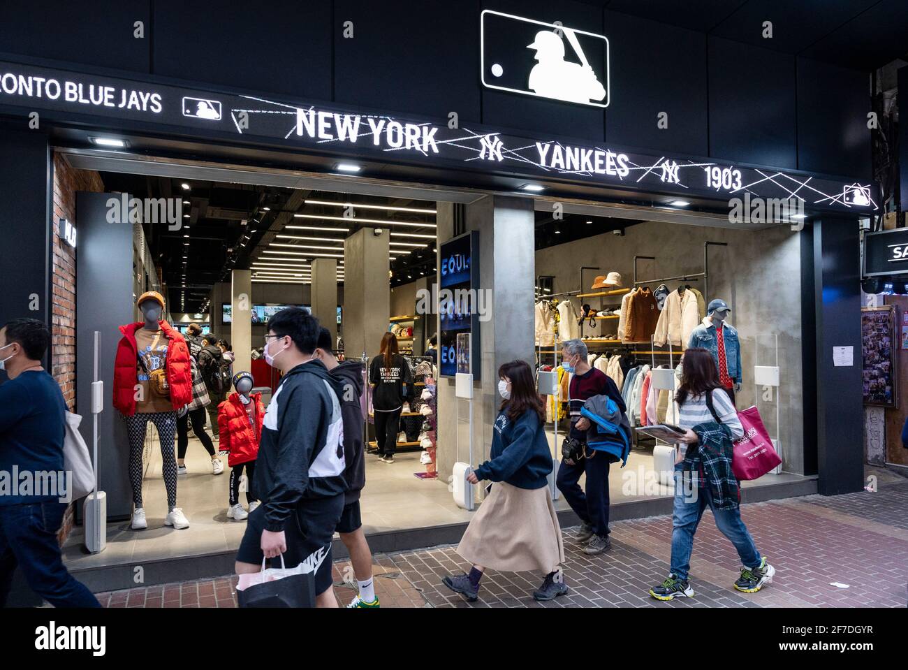 Los peatones pasan por la organización de béisbol profesional  estadounidense, Major League Baseball (MLB), tienda oficial en Hong Kong.  (Foto de Budrul Chukrut / SOPA Images/Sipa USA Fotografía de stock - Alamy