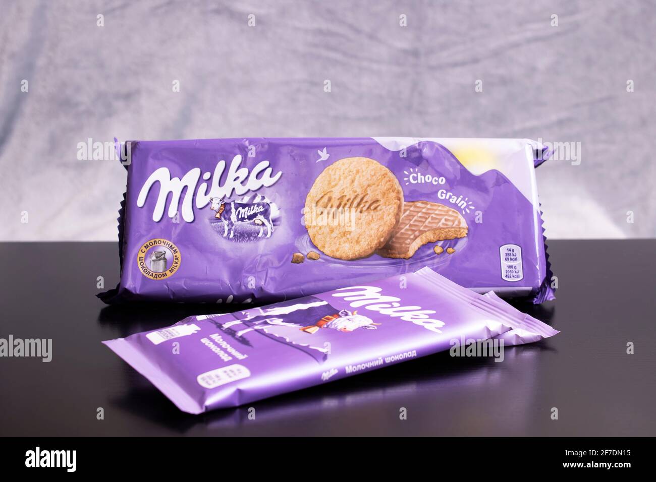 Bielorrusia Novopolotsk 25 De Febrero De 21 Chocolate Milka Y Galletas En El Embalaje De Cerca Fotografia De Stock Alamy