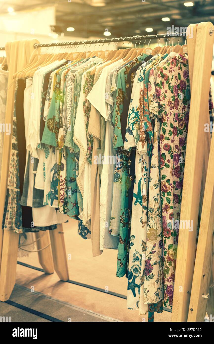 ropa para mujeres de primavera y verano en la tienda. ropa moderna y  brillante en una boutique. Concepto de interior de tienda de ropa de cadera  para mujer. Concepto de elección Fotografía