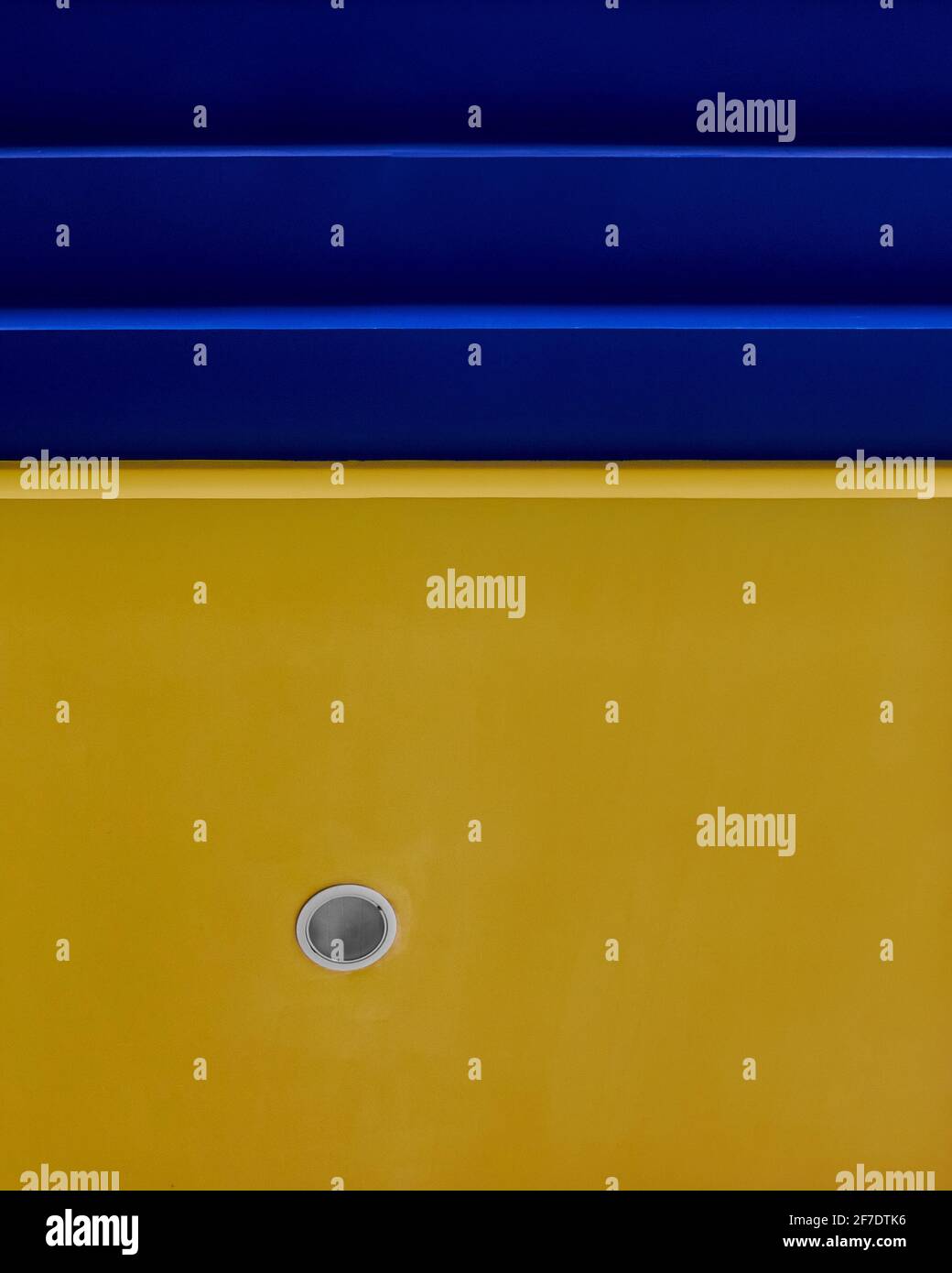 Azul y amarillo en un techo con una luz Foto de stock