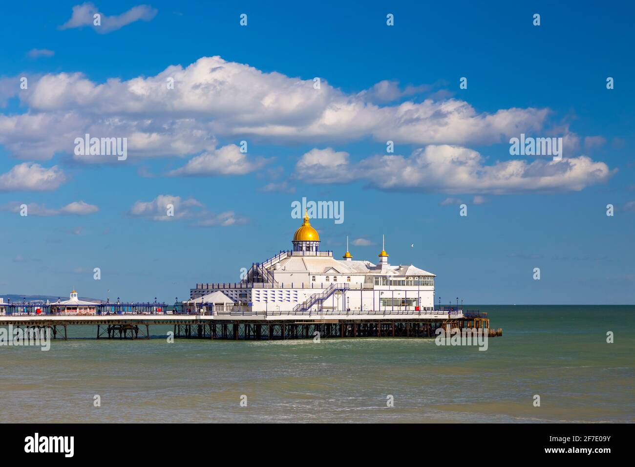 Vista del muelle de Eastbourne desde la orilla. Eastbourne, East Sussex, Inglaterra, Reino Unido. Foto de stock